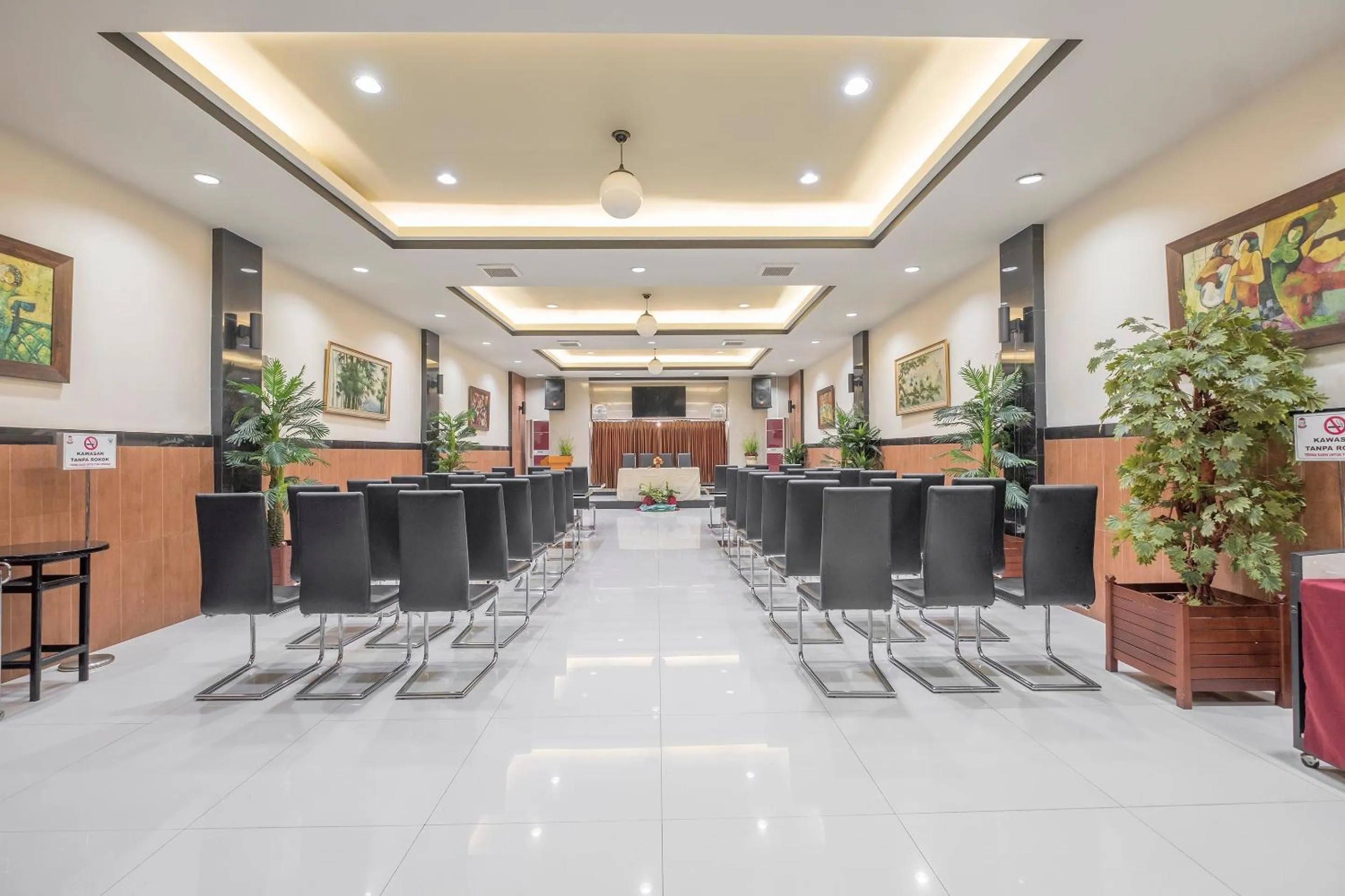 Business facilities in OYO 1090 Hotel Anging Mammiri Makassar
