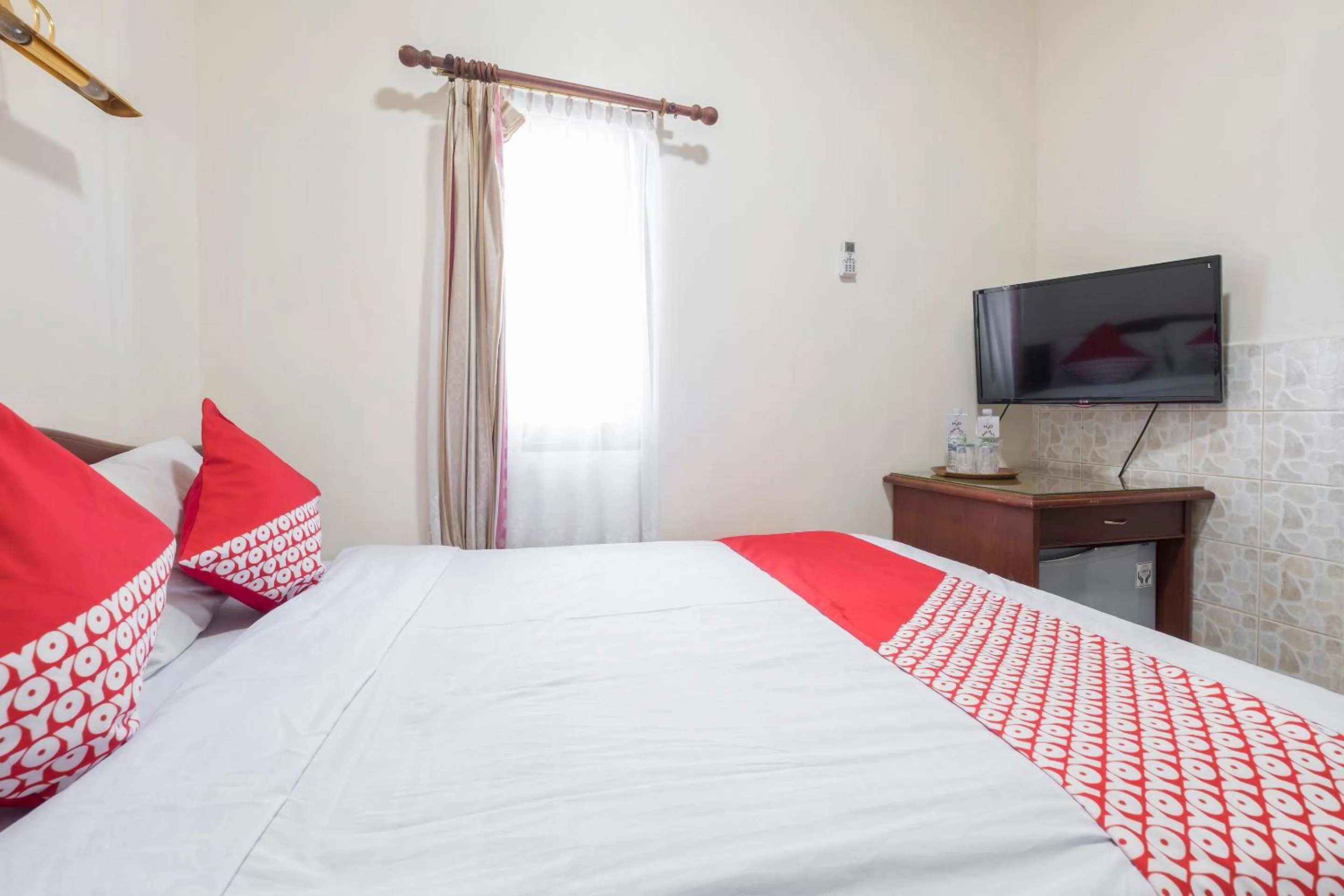 Bedroom, Bed in OYO 1090 Hotel Anging Mammiri Makassar