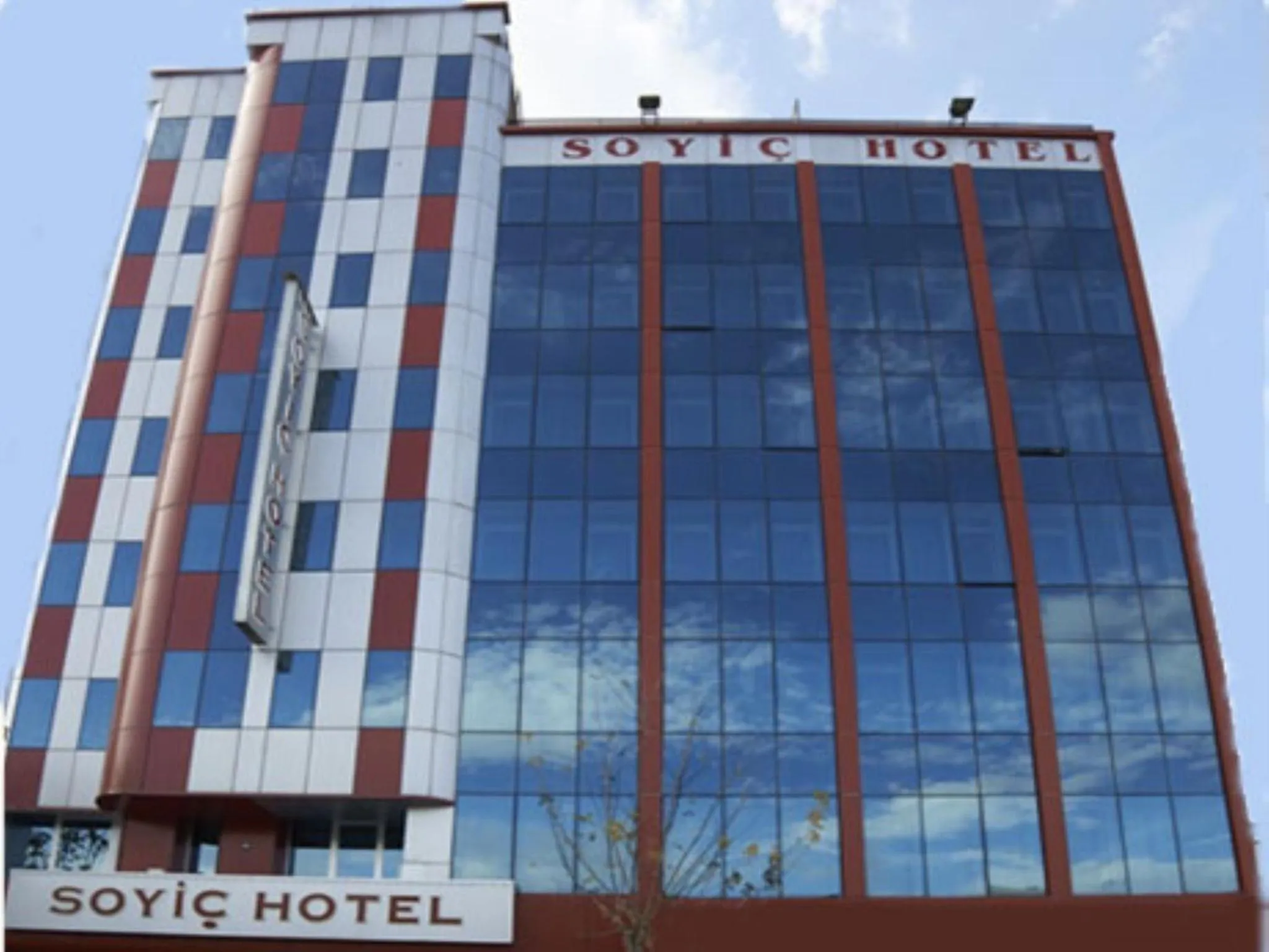 Facade/entrance in Soyic Hotel