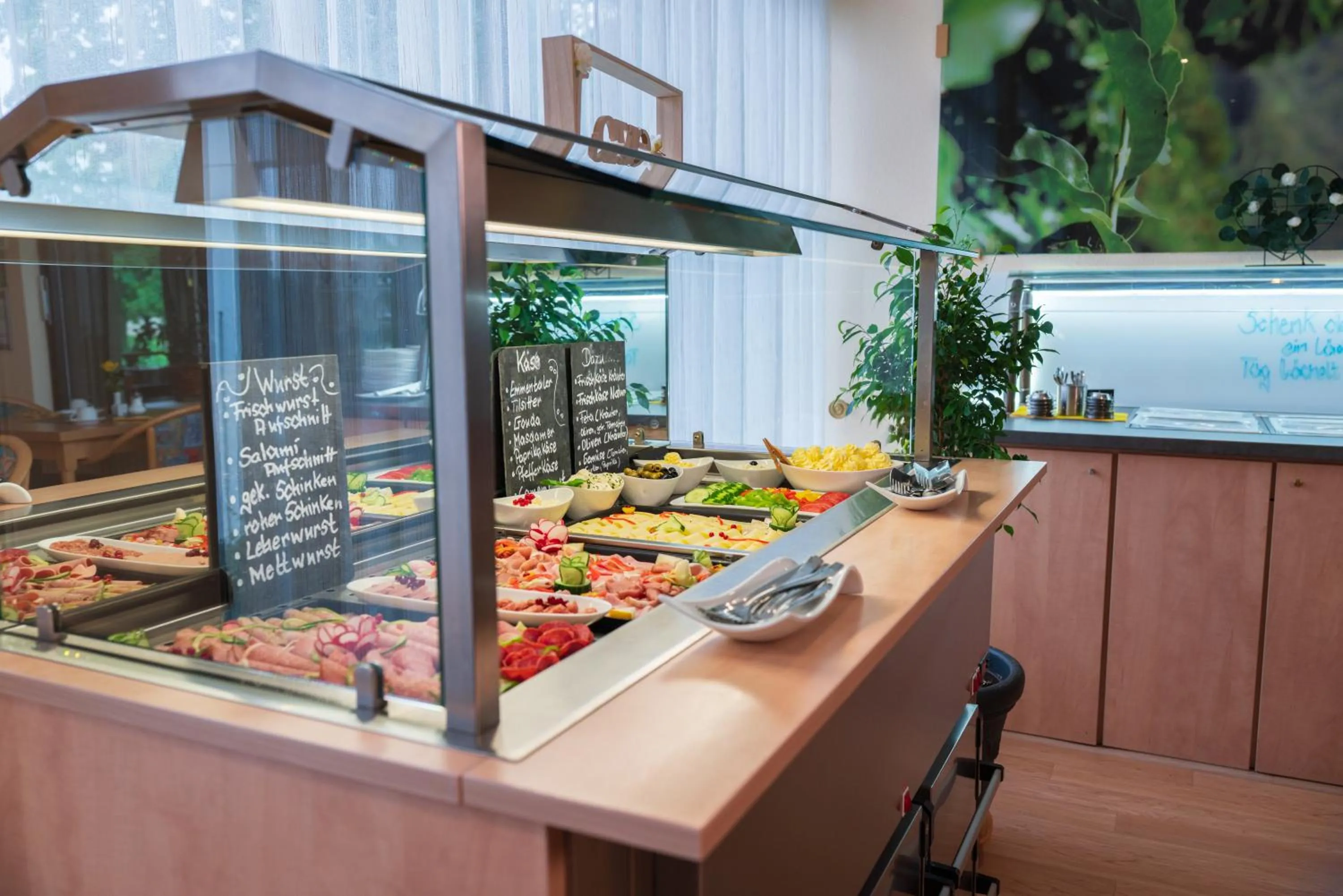 Buffet breakfast in Reichels Parkhotel