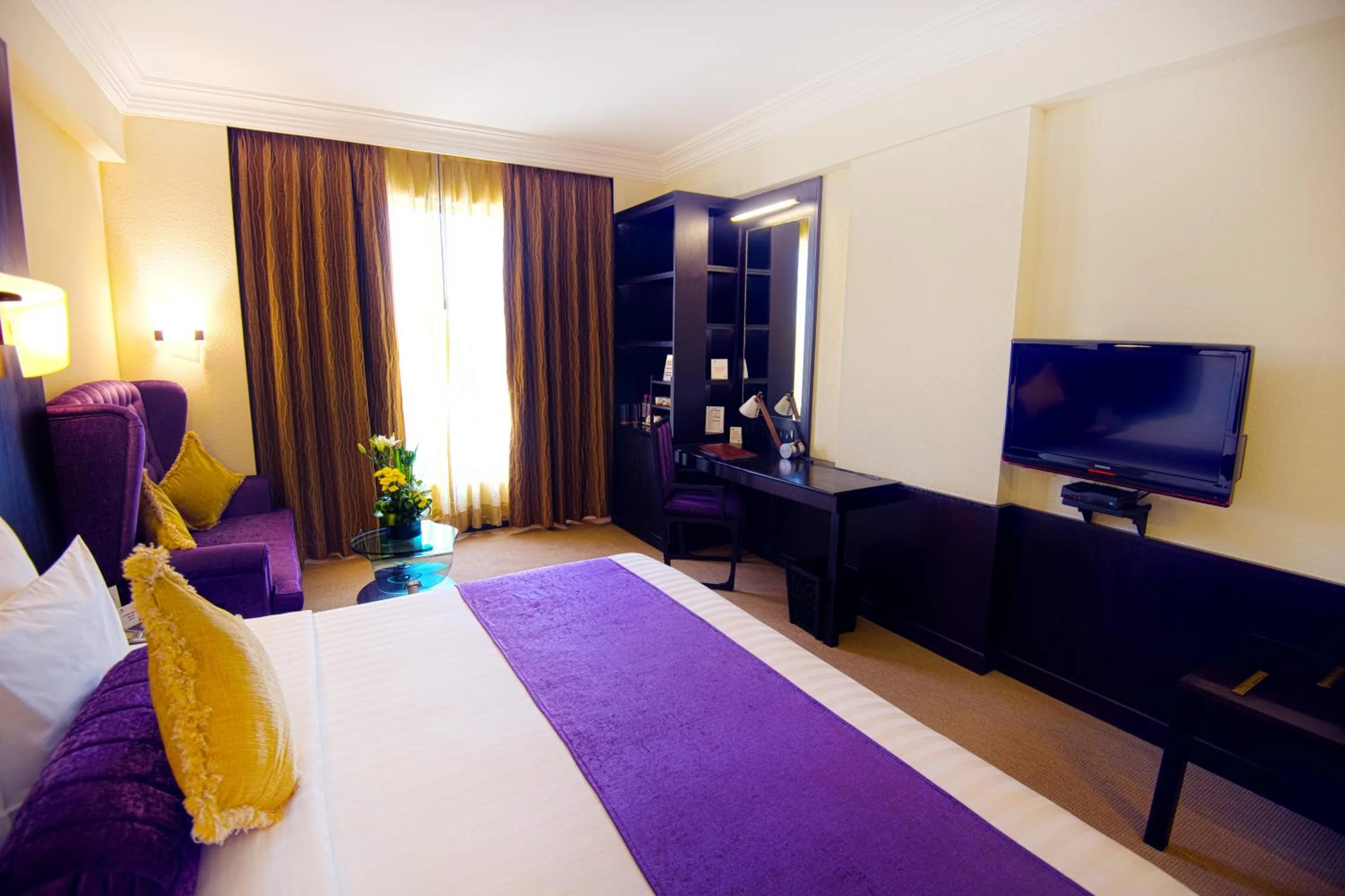 Photo of the whole room, Bed in Sterlings Mac Hotel