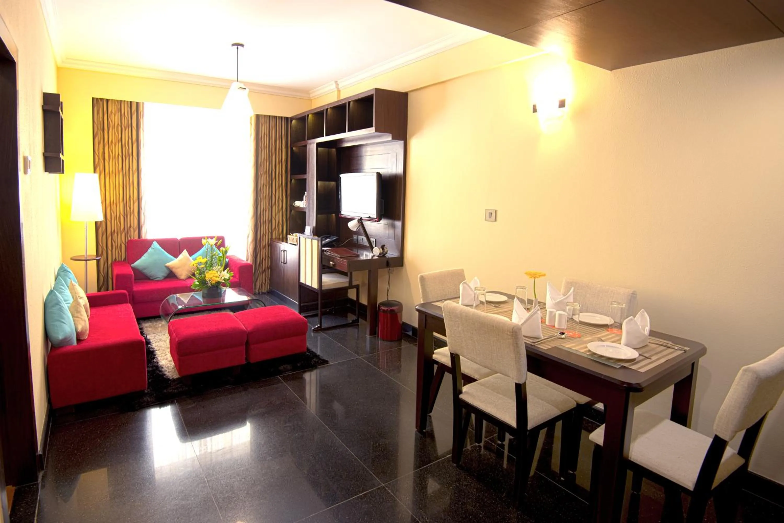 Living room, Bed in Sterlings Mac Hotel