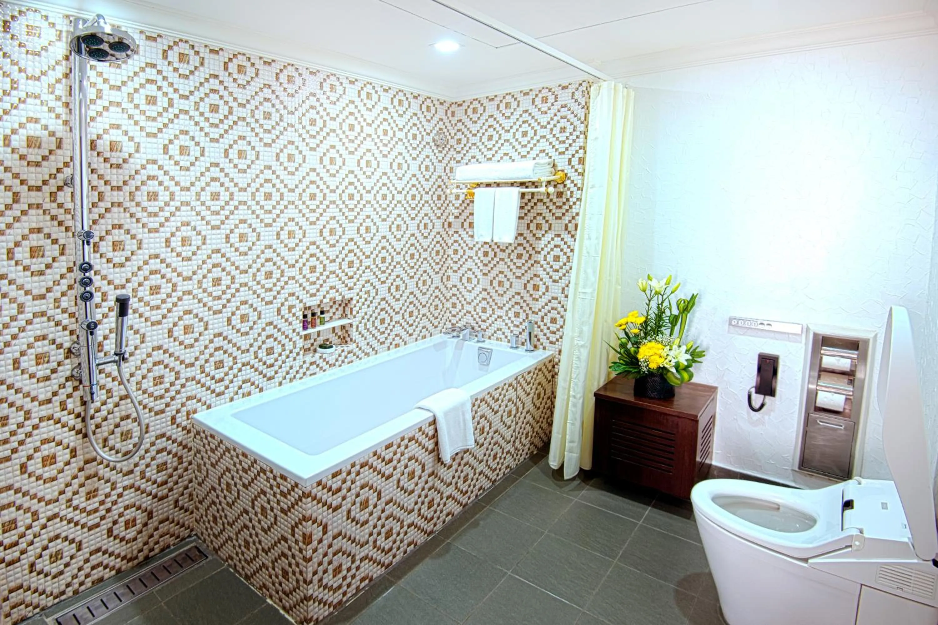 Toilet in Sterlings Mac Hotel