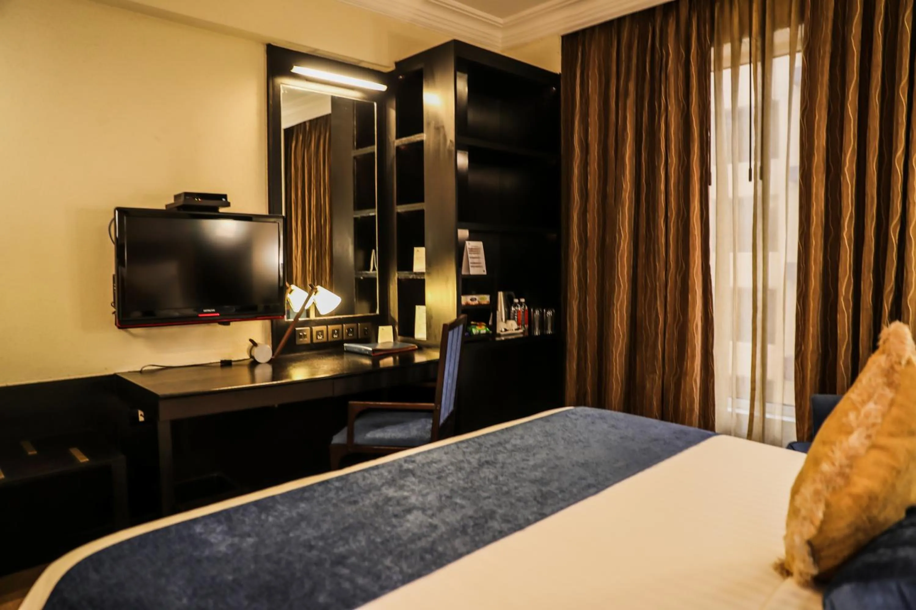 Coffee/tea facilities, Bed in Sterlings Mac Hotel