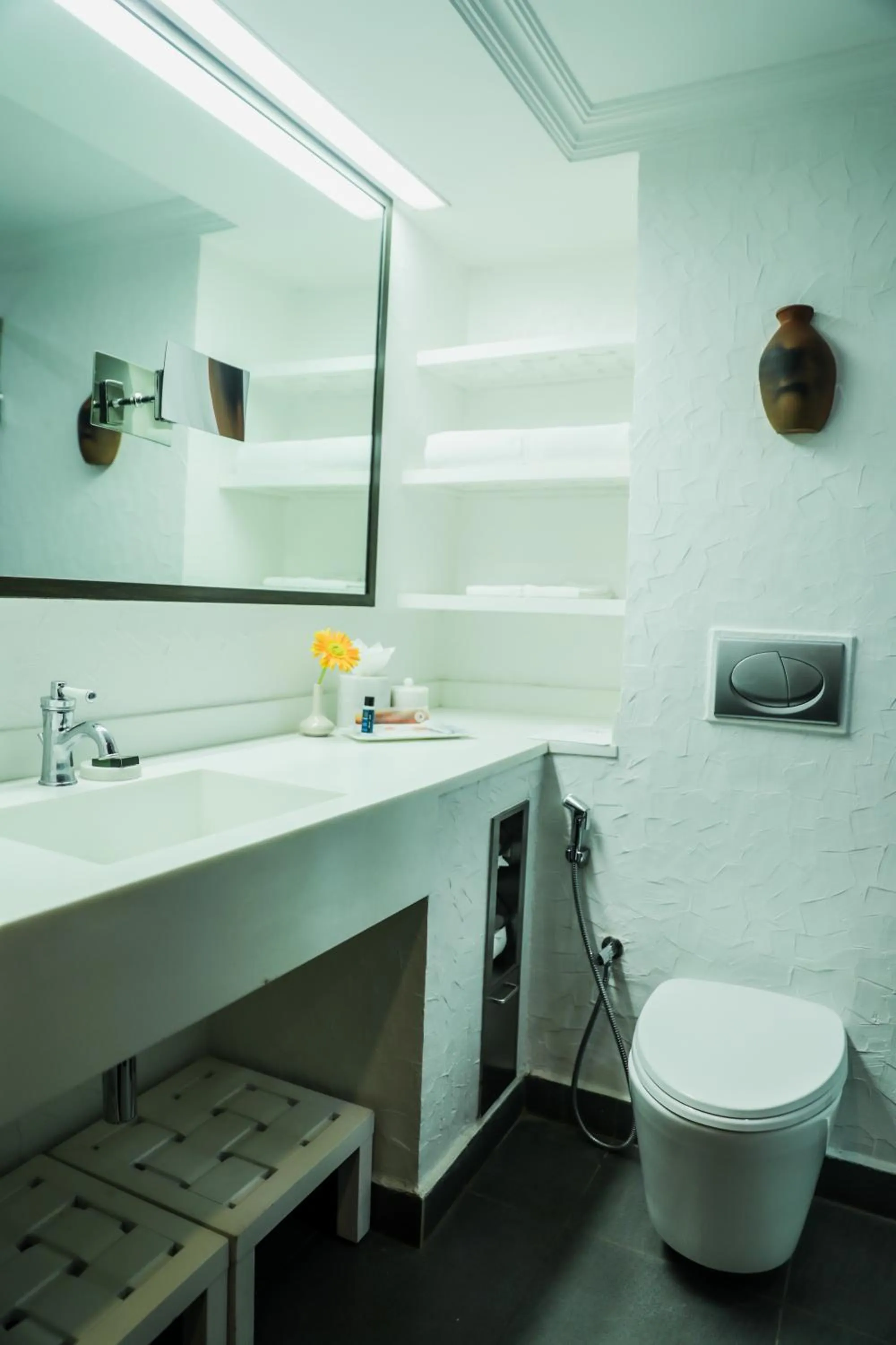 Toilet in Sterlings Mac Hotel