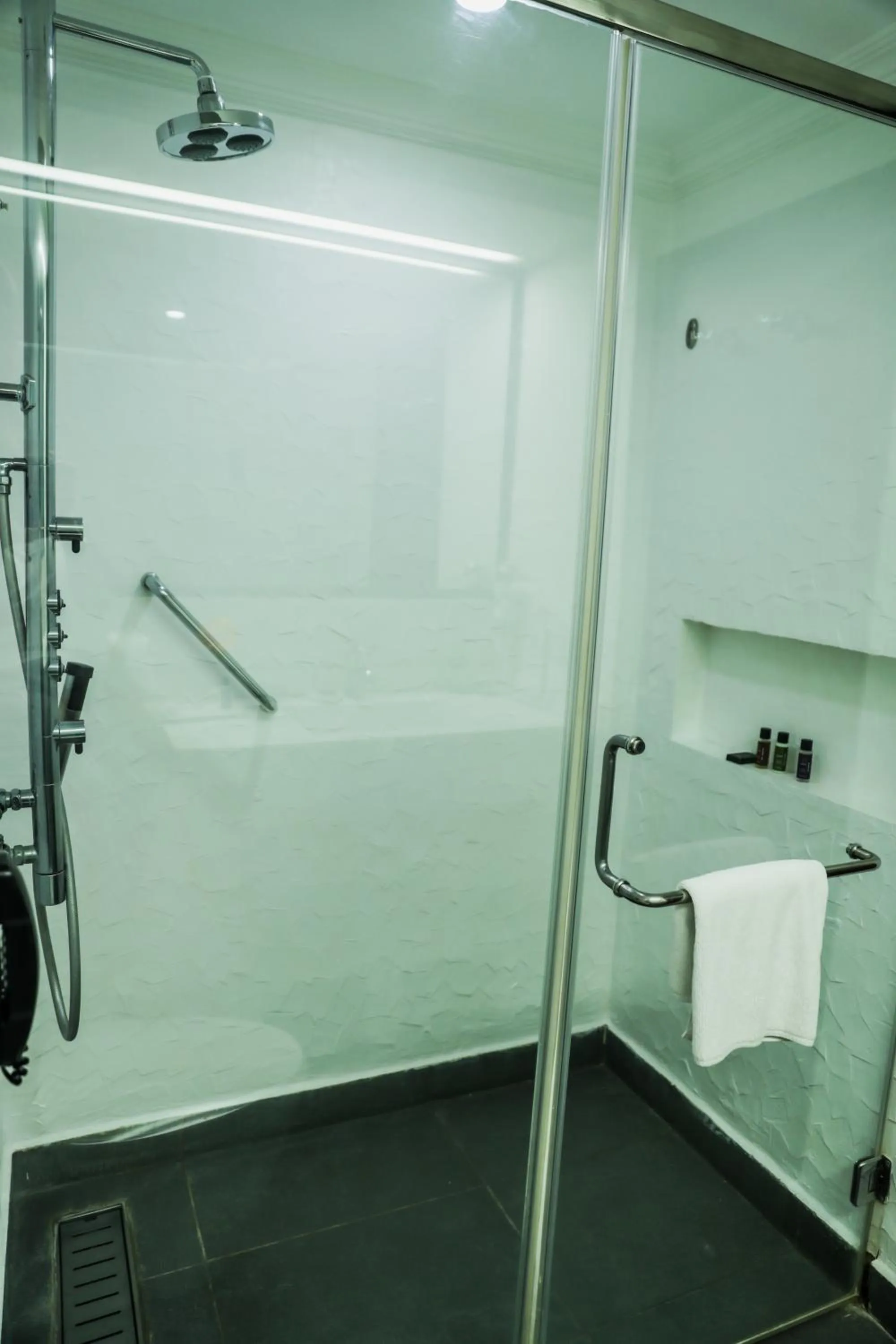 Bathroom in Sterlings Mac Hotel