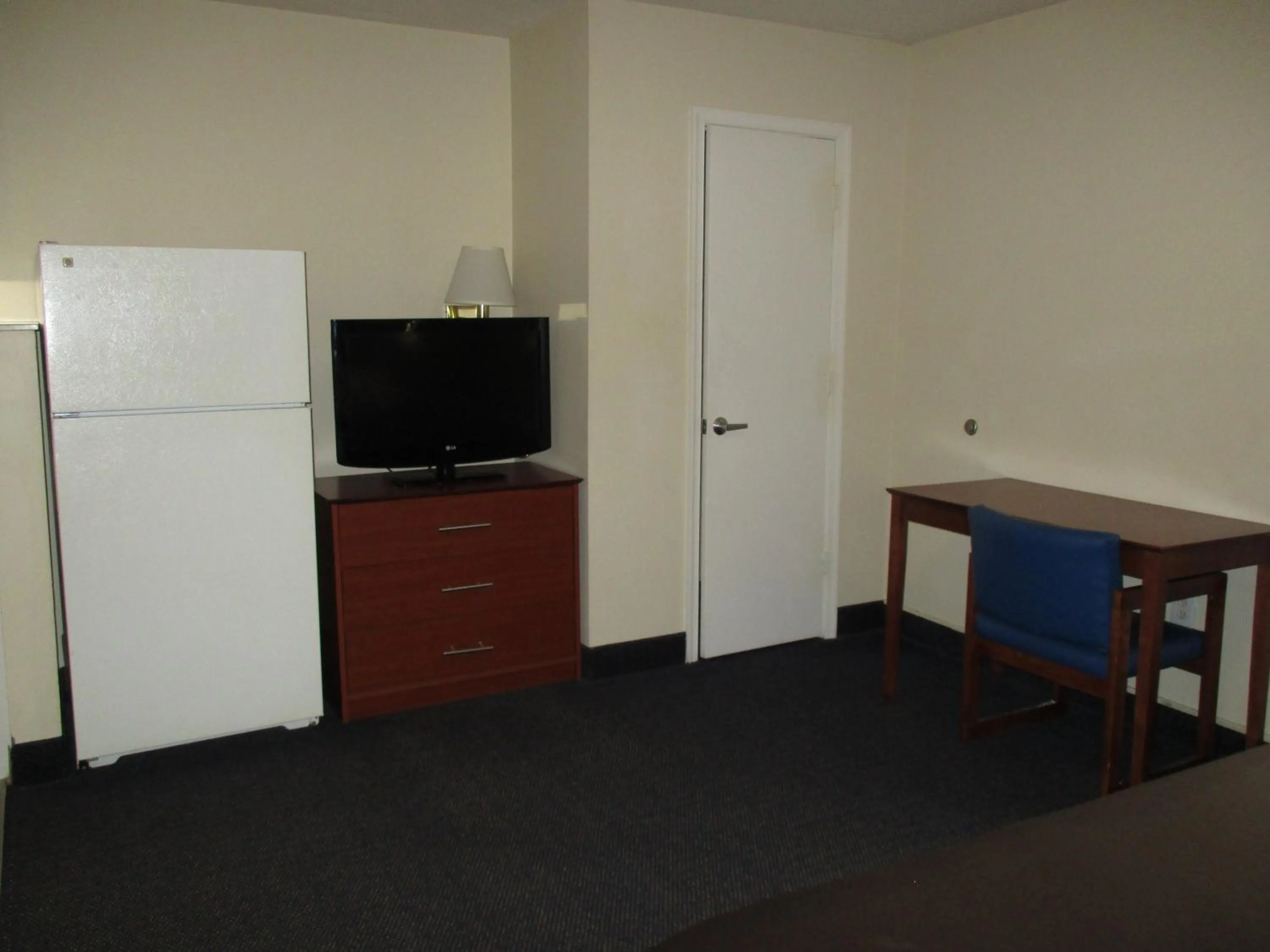 TV and multimedia in Studio 6-Richmond, VA - I-64 West