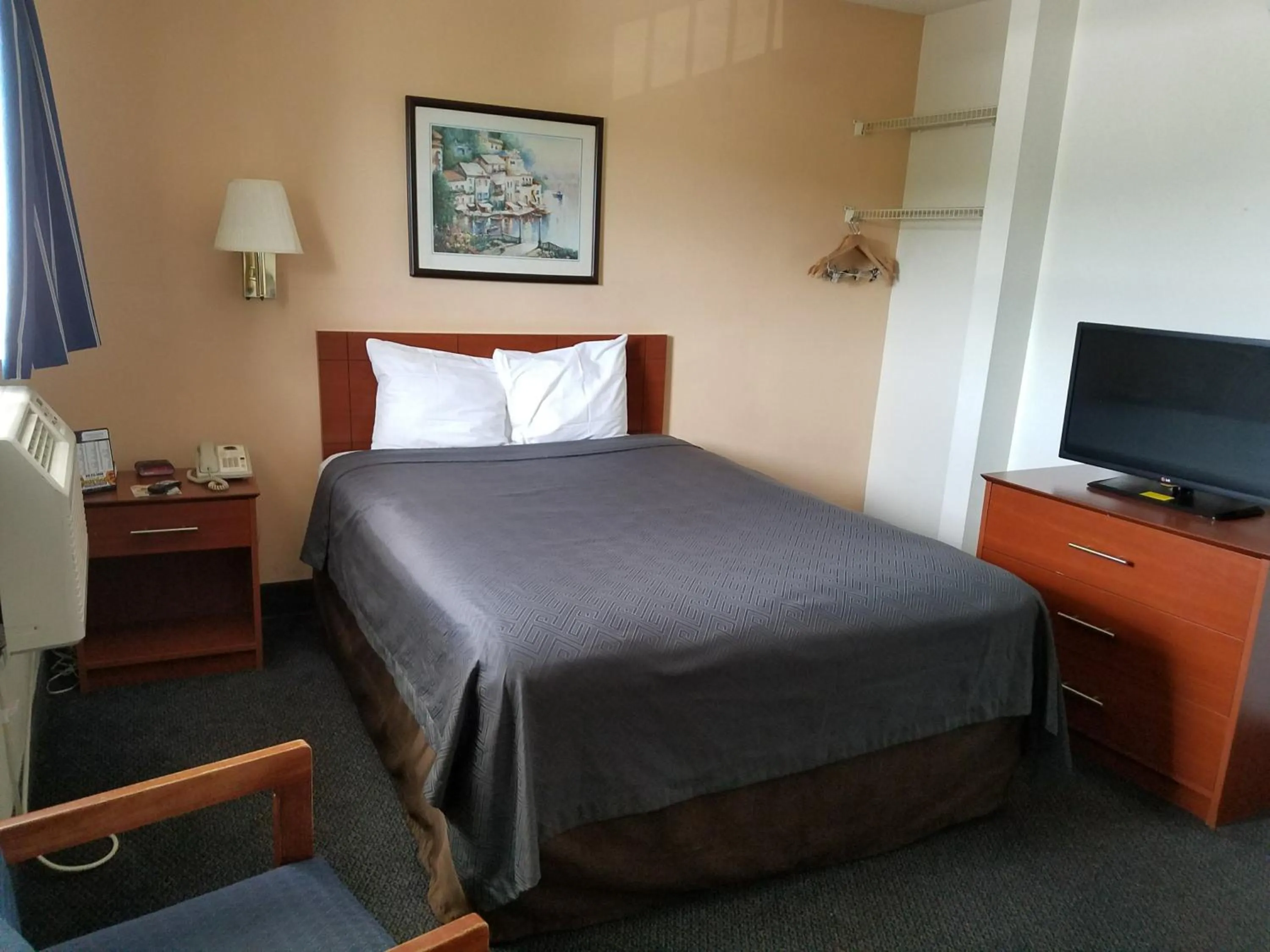 Bedroom, Bed in Studio 6-Fayetteville, NC - Fort Liberty Area