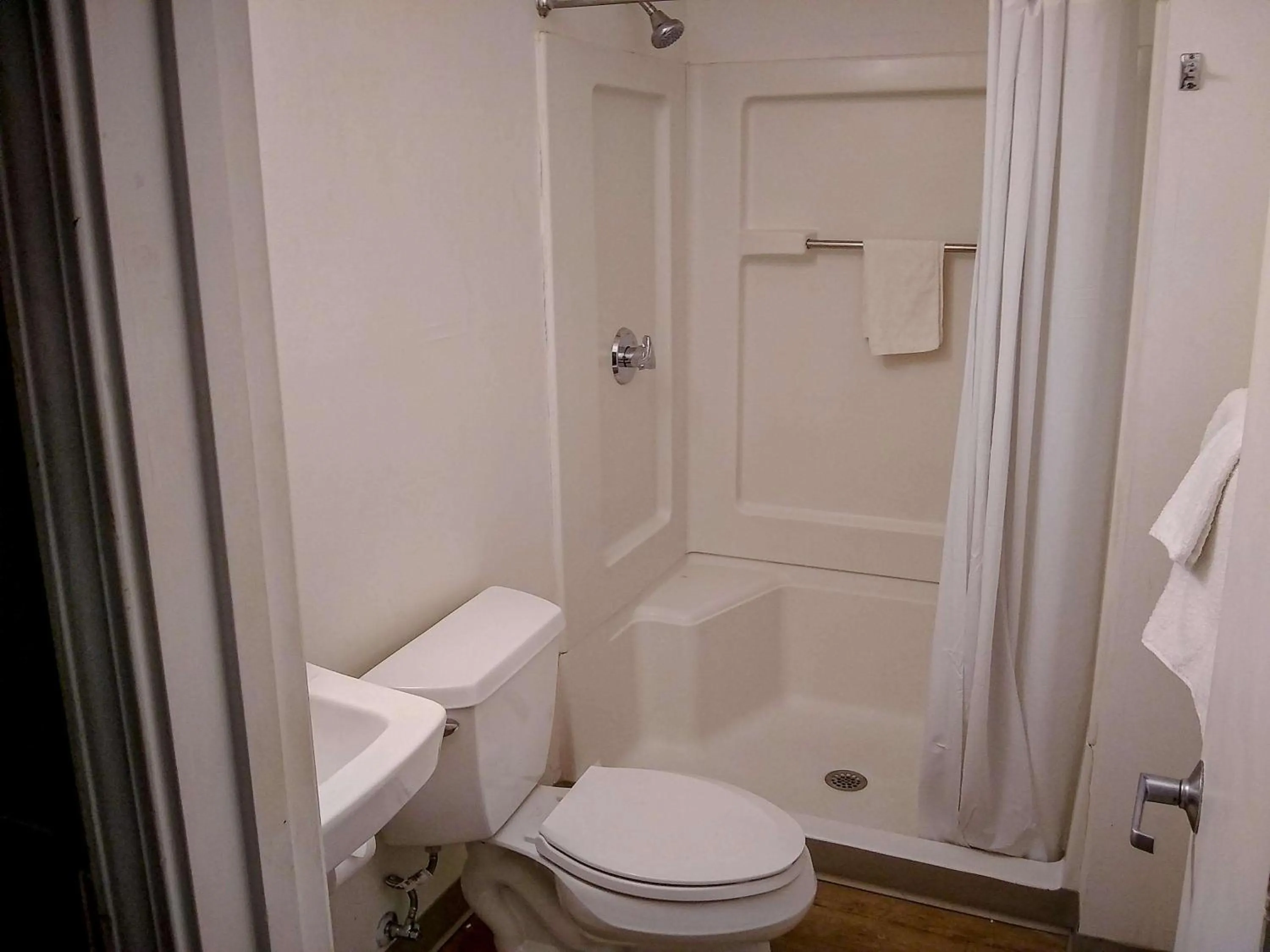Bathroom in Studio 6-Fayetteville, NC - Fort Liberty Area
