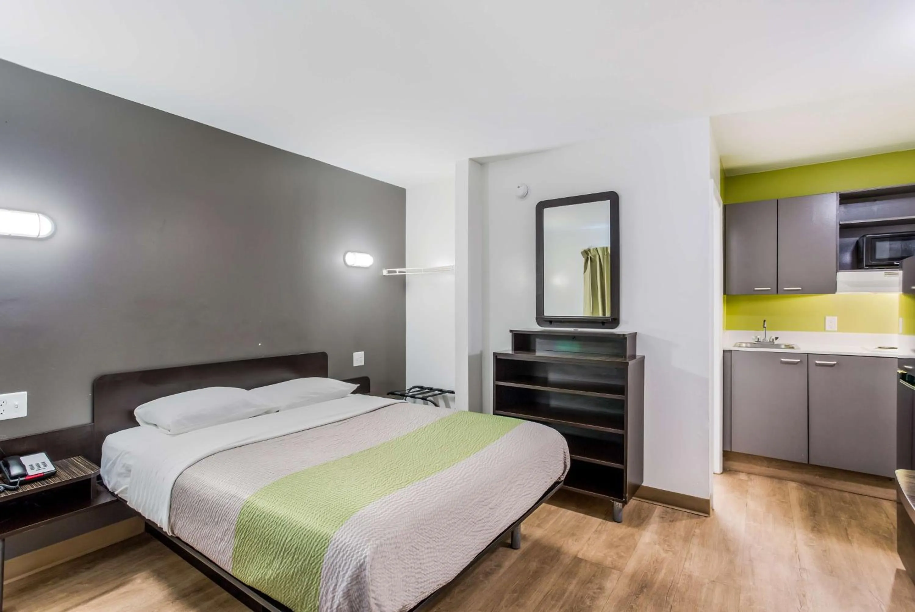 Kitchen or kitchenette, Bed in Studio 6-Jacksonville, FL - South