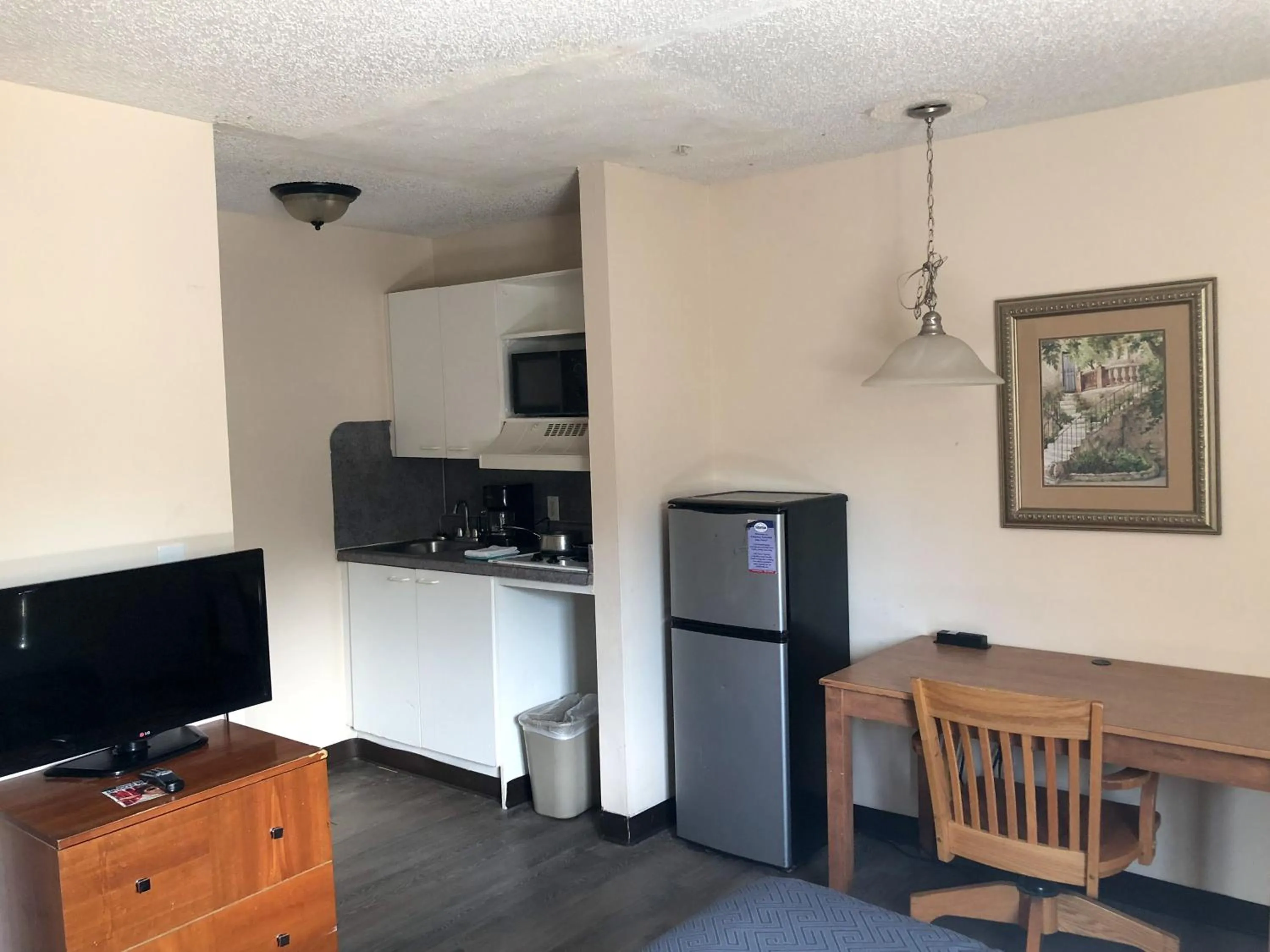 Kitchen or kitchenette in Studio 6-Jacksonville, FL - South