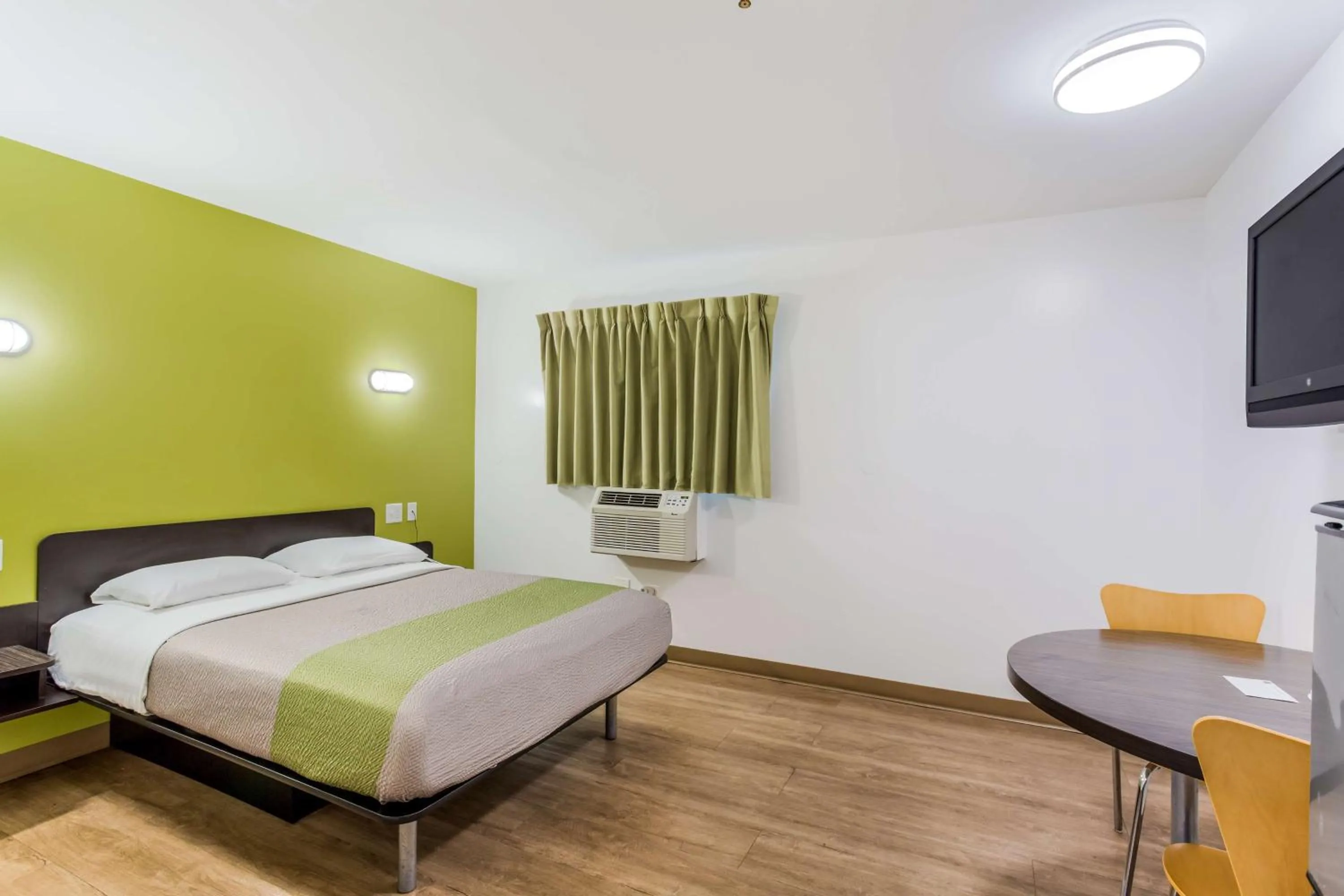 Photo of the whole room, Bed in Studio 6-Jacksonville, FL - South