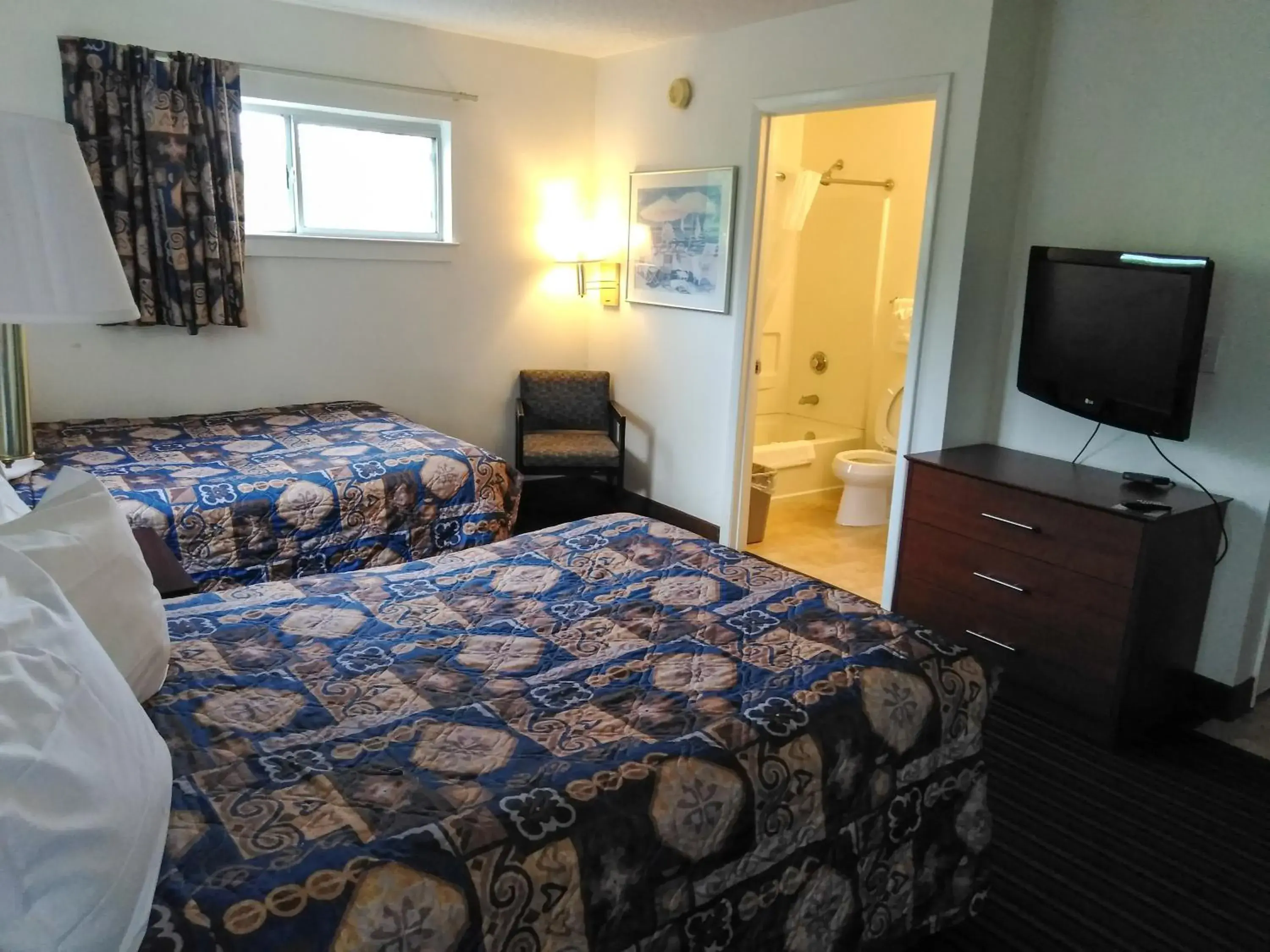 Deluxe Quadruple Room - Non-Smoking in Studio 6 Greensboro NC I40 Deluxe Quadruple Room - Non-Smoking in Studio 6 Greensboro NC I40