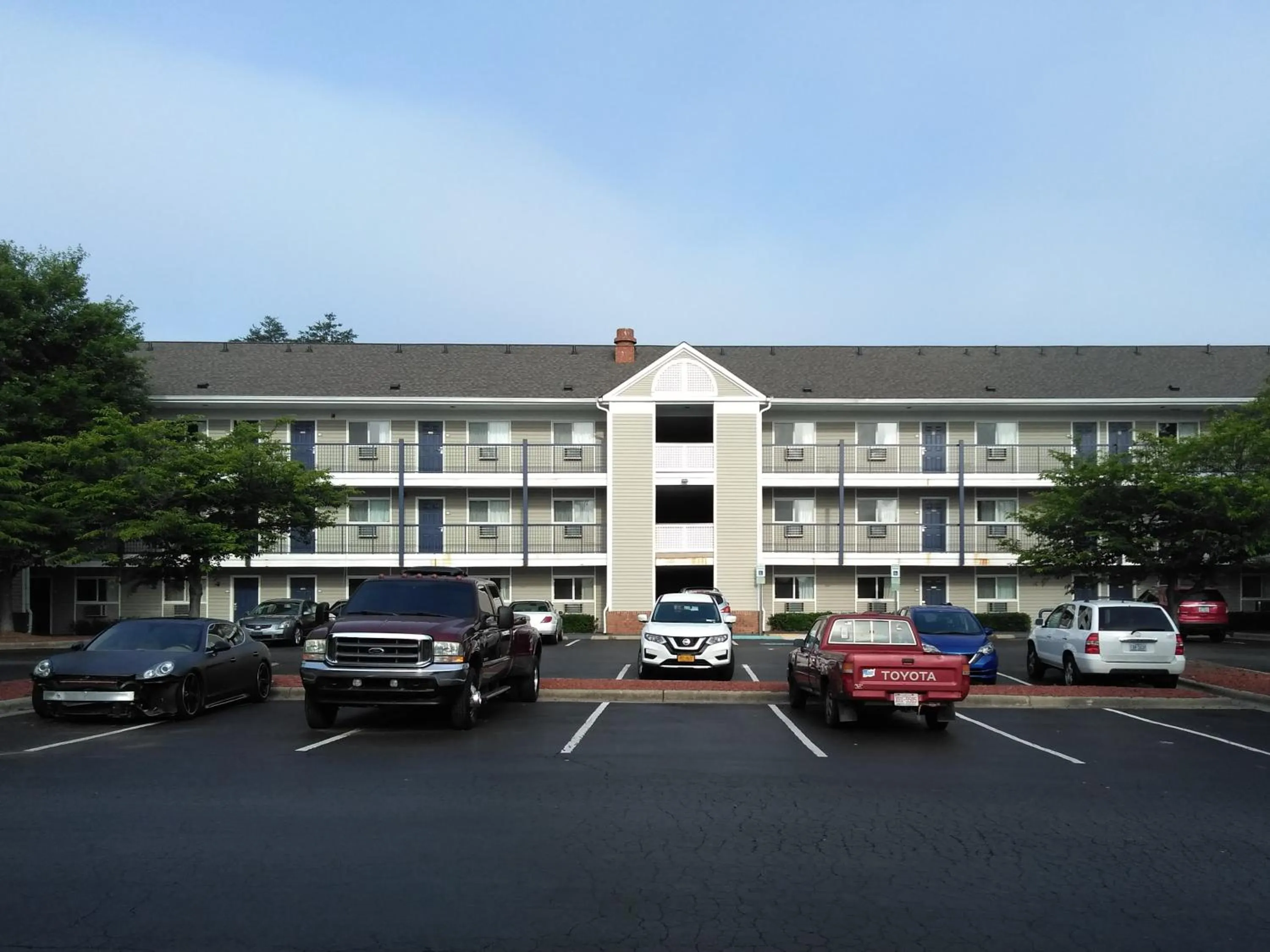 Facade/entrance in Studio 6 Greensboro NC I40