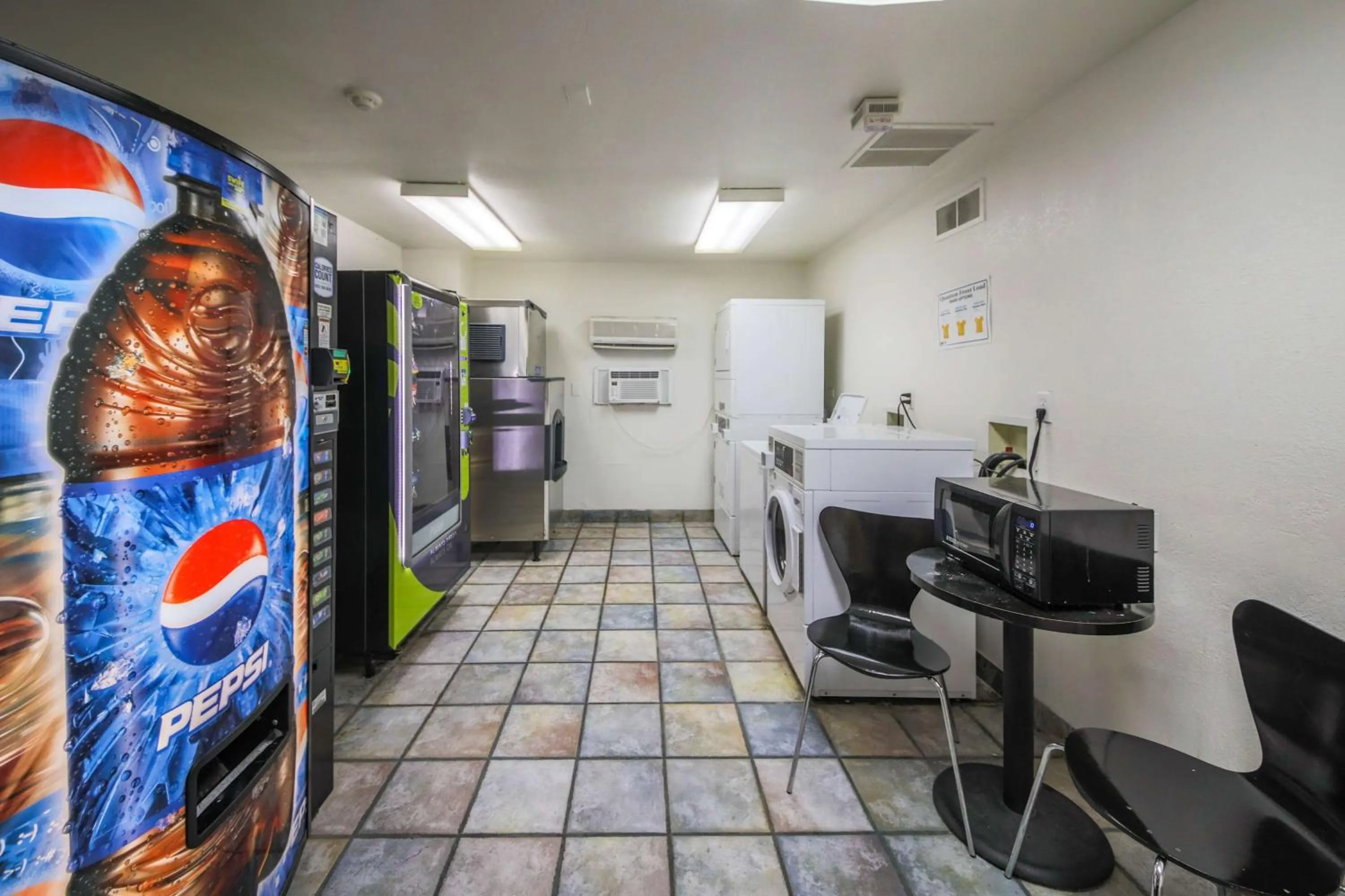 Photo of the whole room in Studio 6 Greensboro NC I40