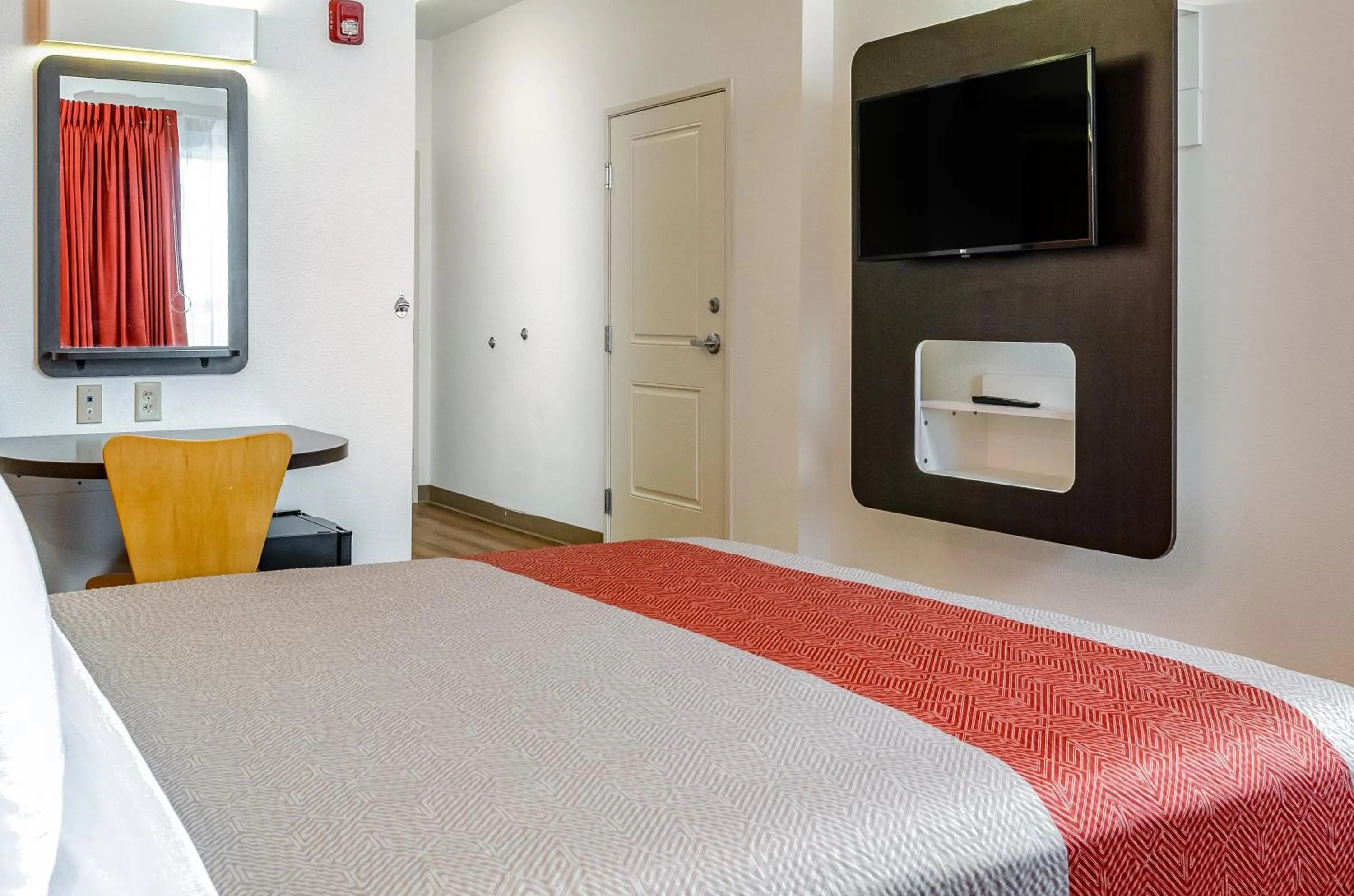 Bed in Motel 6-Livingston, CA - Merced County