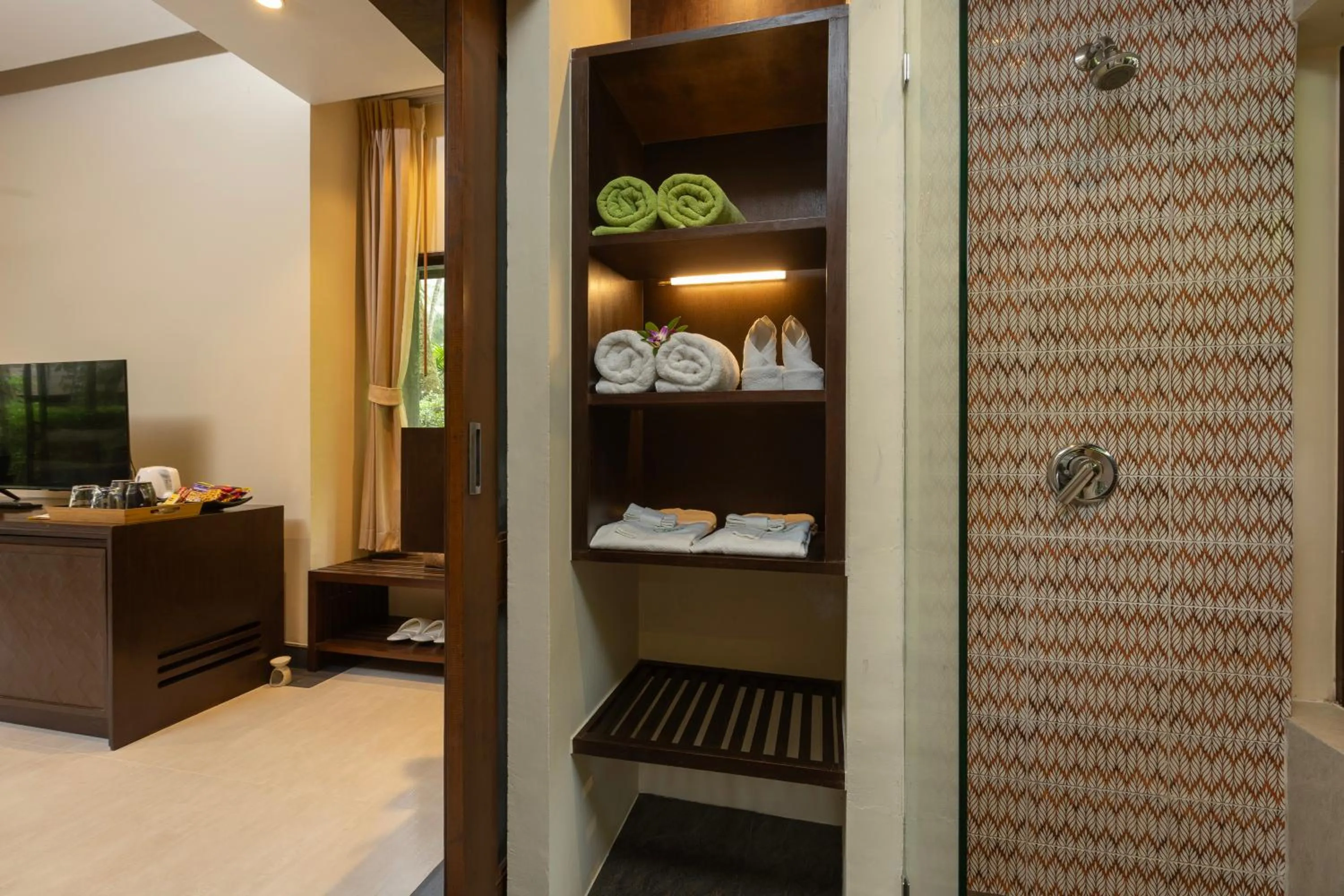 Bathroom, Bed in Khaolak Wanaburee Resort - SHA Extra Plus