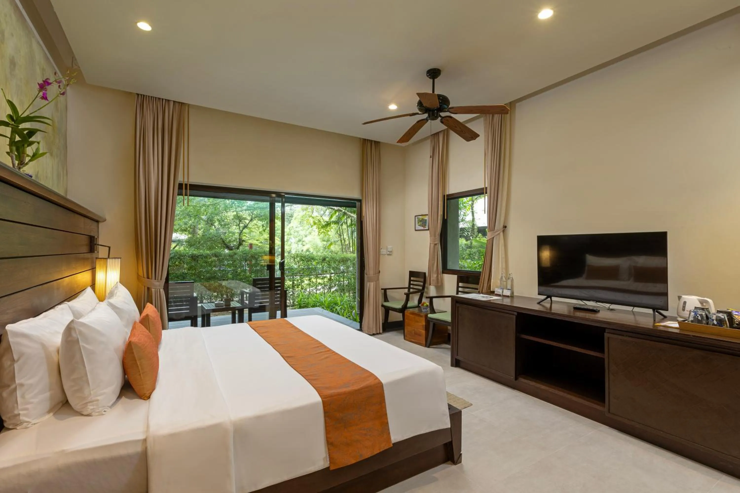 Communal lounge/ TV room, Bed in Khaolak Wanaburee Resort - SHA Extra Plus