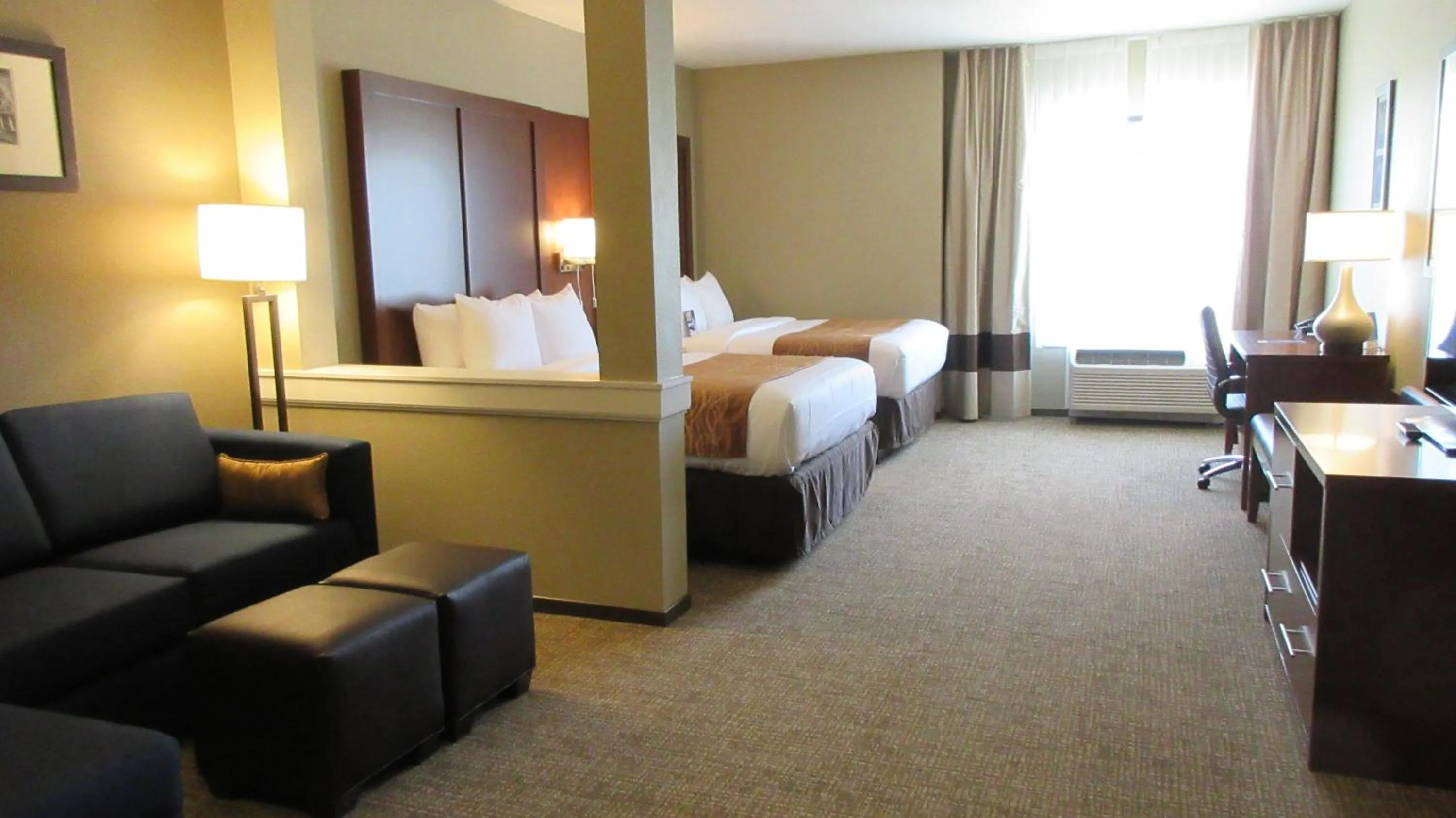 Photo of the whole room, Bed in Comfort Inn & Suites Boise Airport