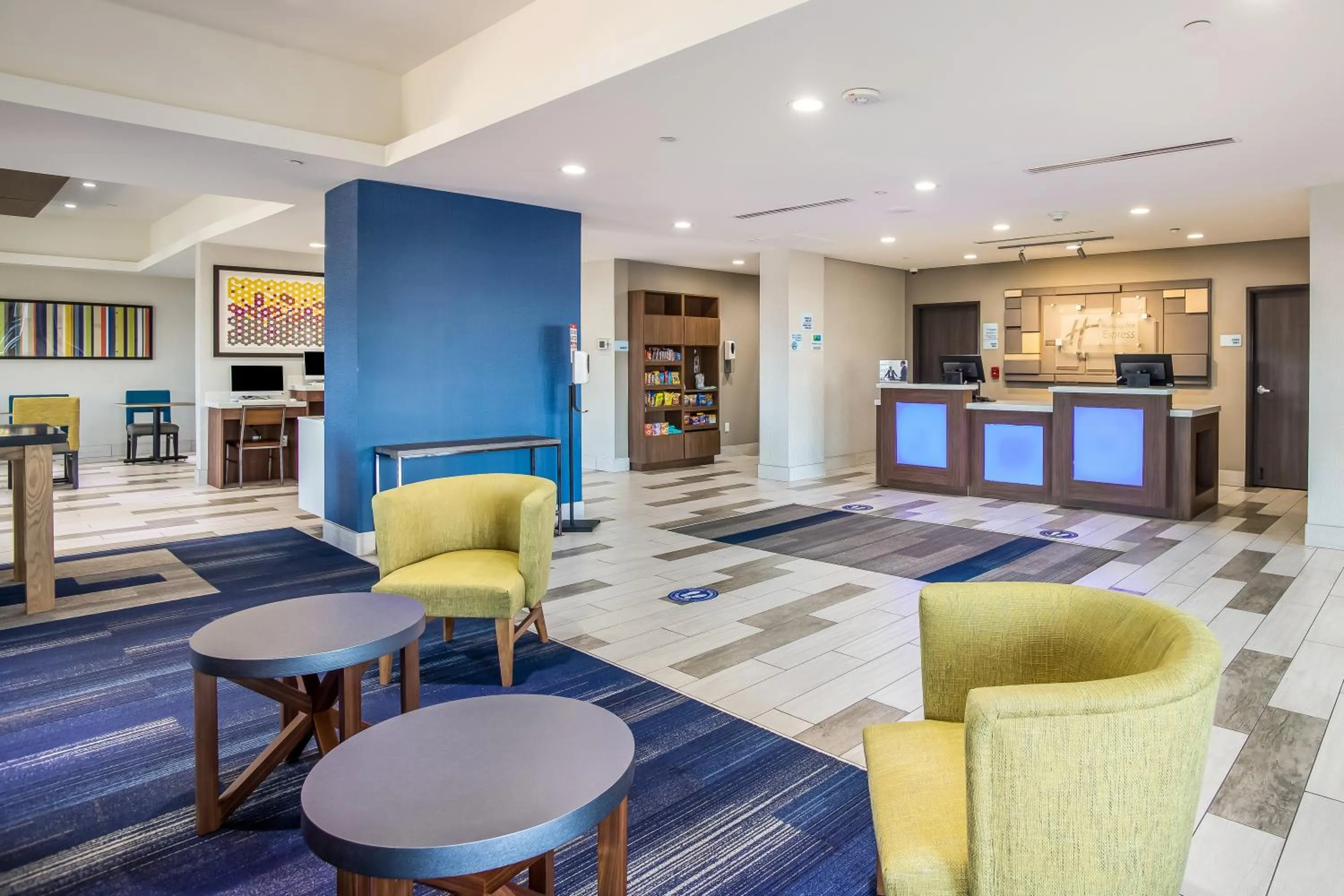Lobby or reception in Holiday Inn Express & Suites Tulsa East - Catoosa by IHG