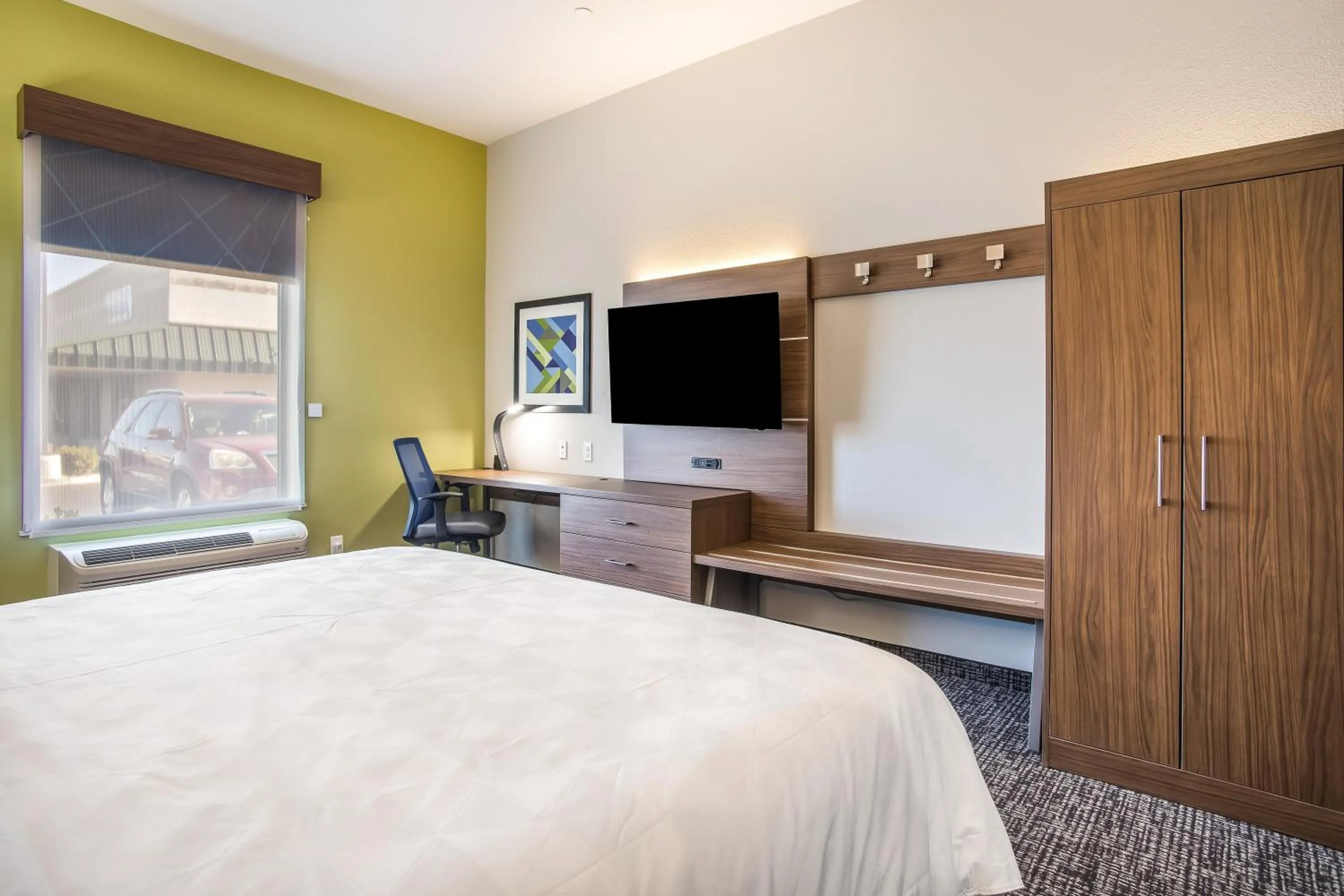 Photo of the whole room, Bed in Holiday Inn Express & Suites Tulsa East - Catoosa by IHG