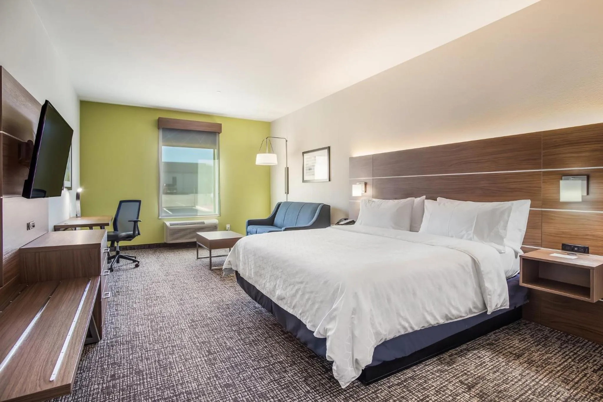 Photo of the whole room, Bed in Holiday Inn Express & Suites Tulsa East - Catoosa by IHG