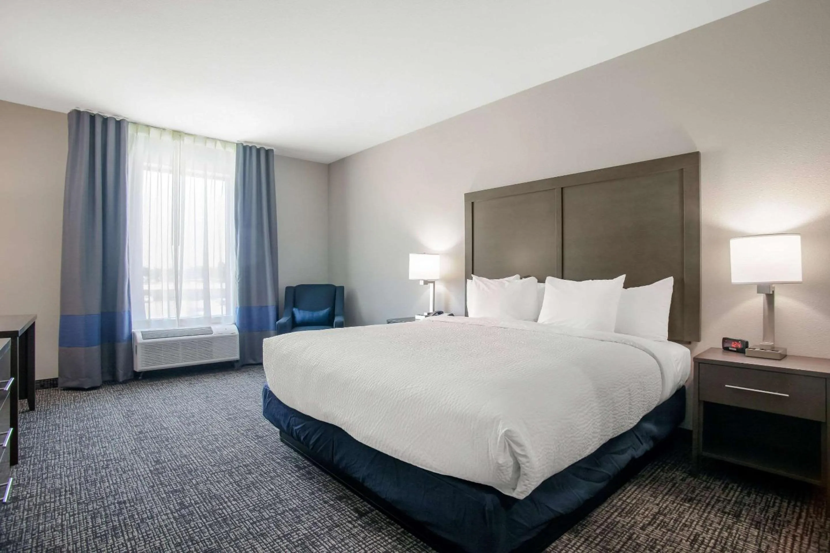 Photo of the whole room, Bed in Holiday Inn Express & Suites Tulsa East - Catoosa by IHG