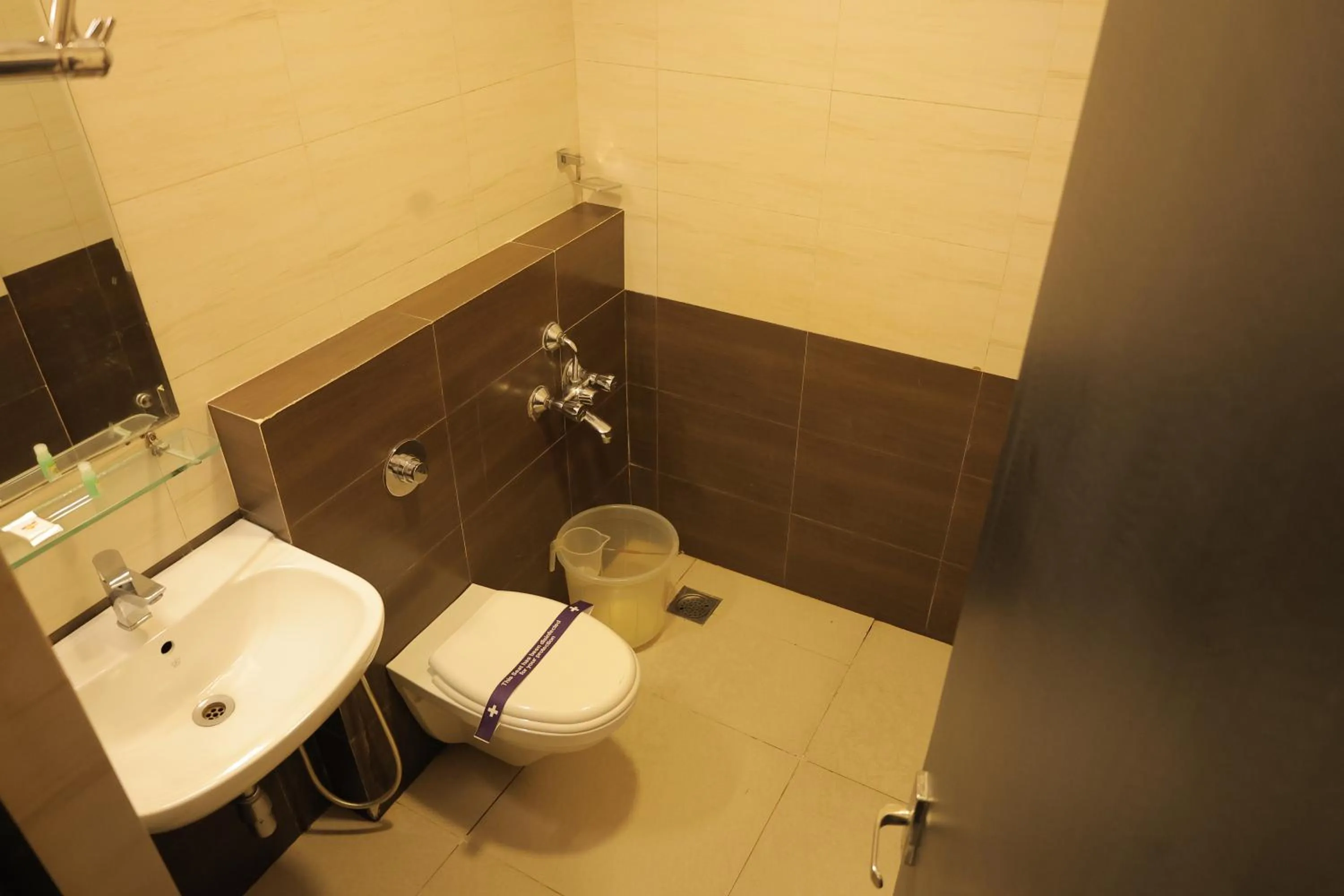 Bathroom in Hotel Mangalore International
