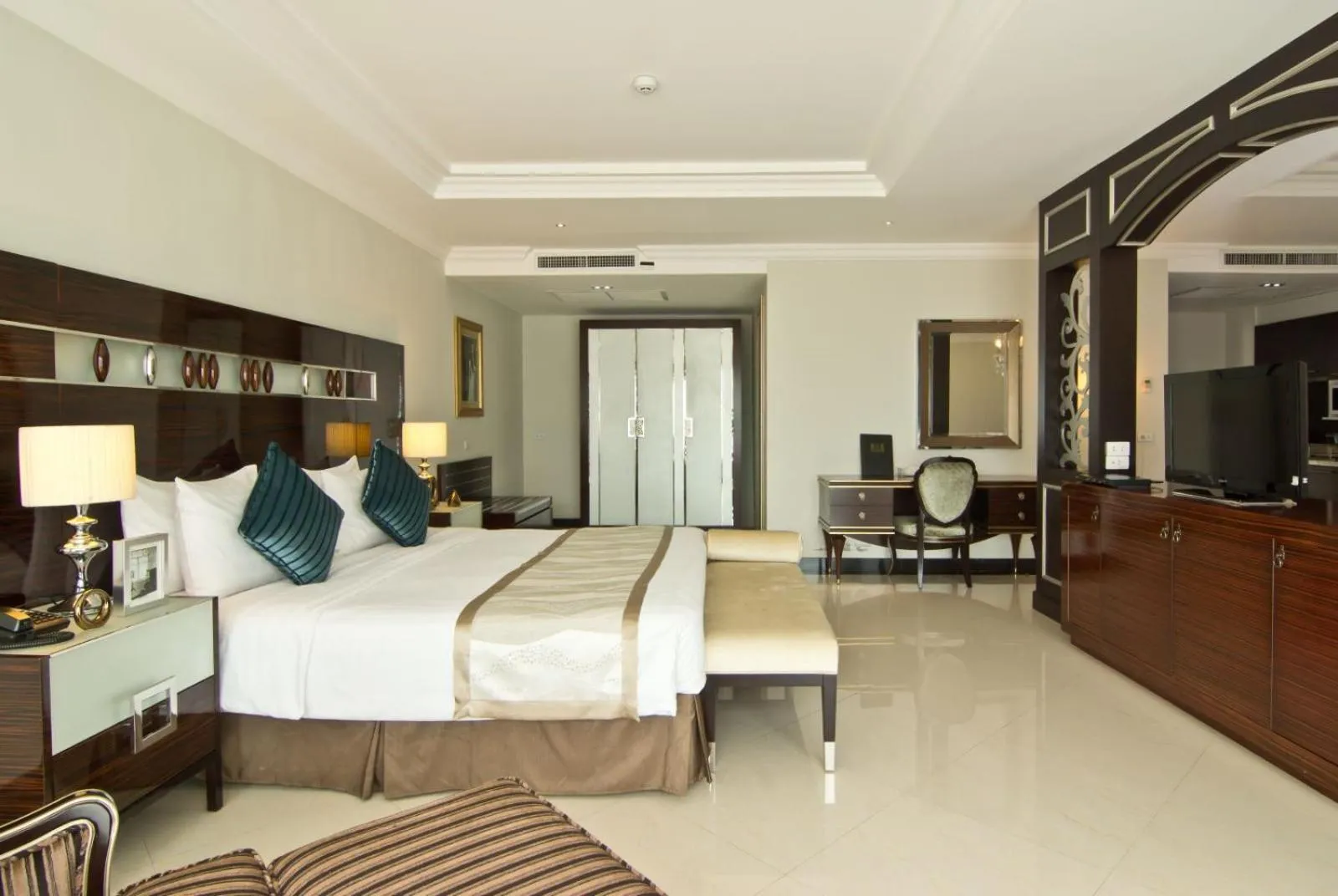 Dining area, Bed in LK Royal Wing