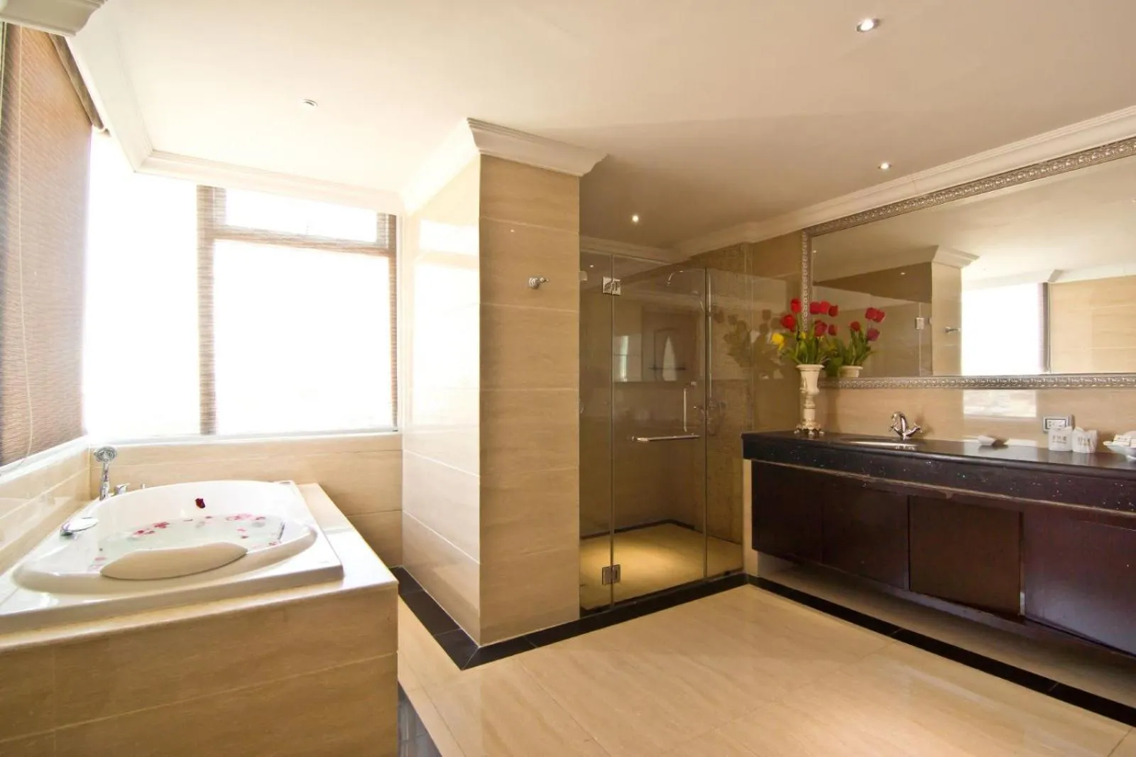 Shower, Bed in LK Royal Wing