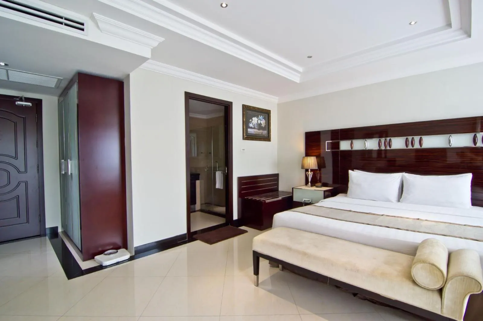 Inner courtyard view, Bed in LK Royal Wing