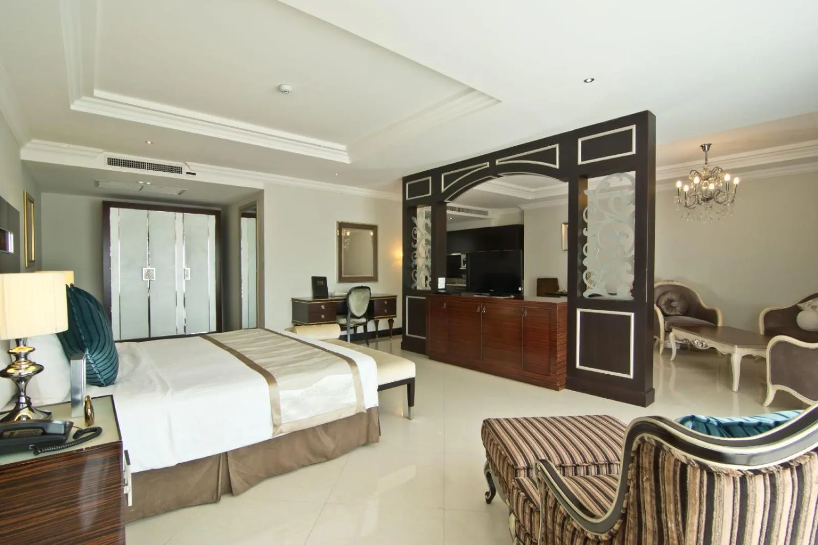 Kitchen or kitchenette, Bed in LK Royal Wing