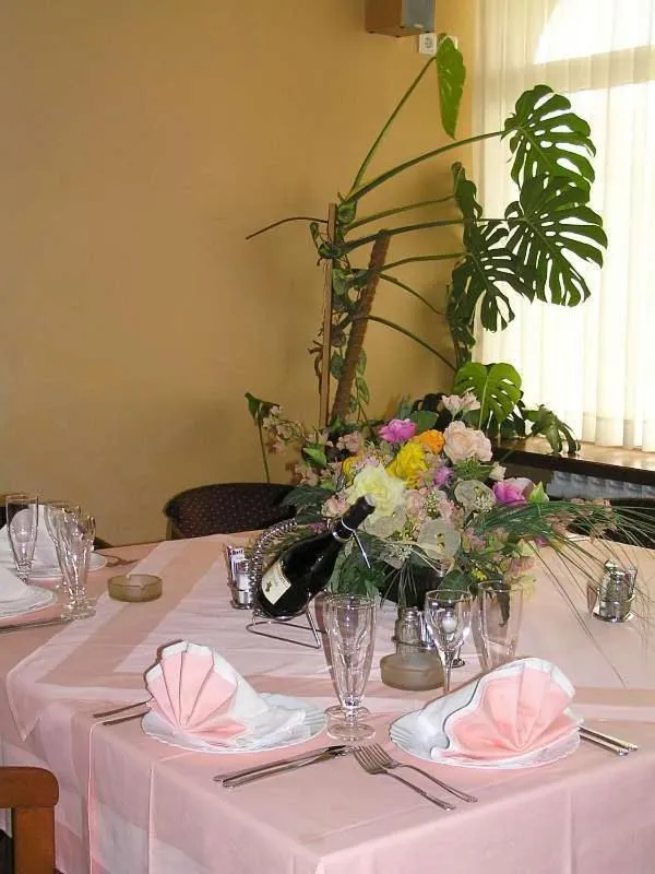 Restaurant/places to eat in Hotel Royal