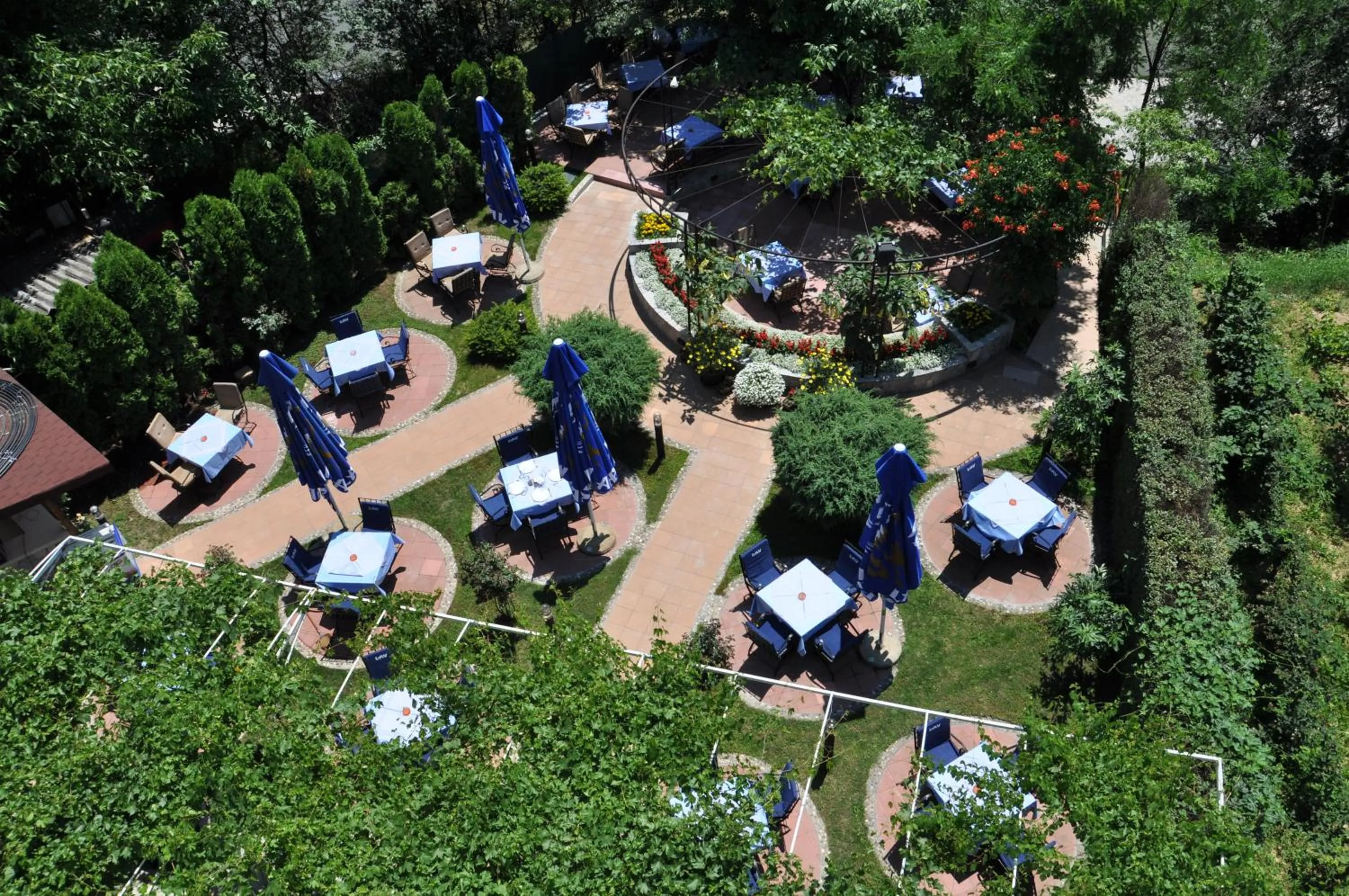 Restaurant/places to eat in Hotel Royal