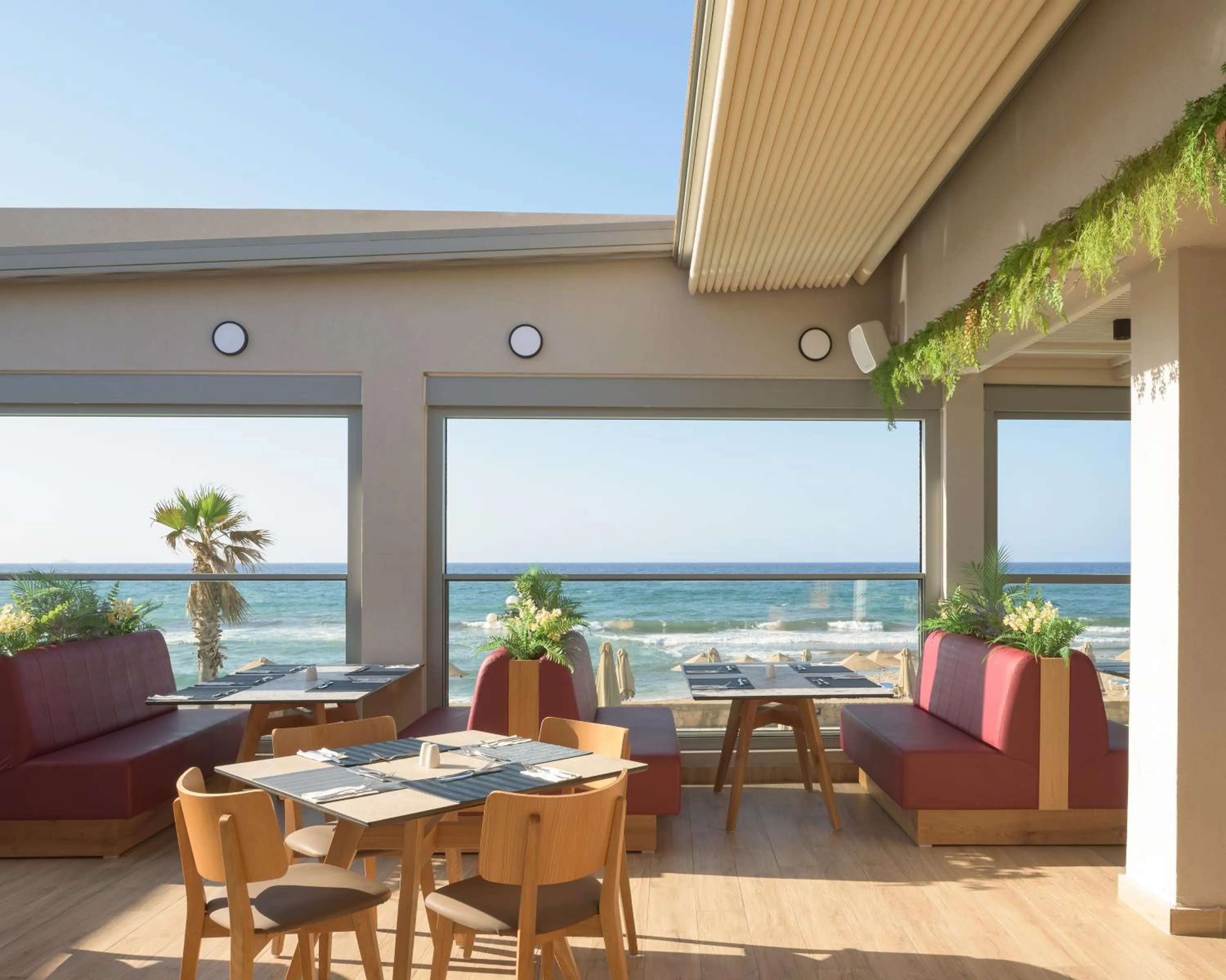 Restaurant/places to eat in Lyttos Beach