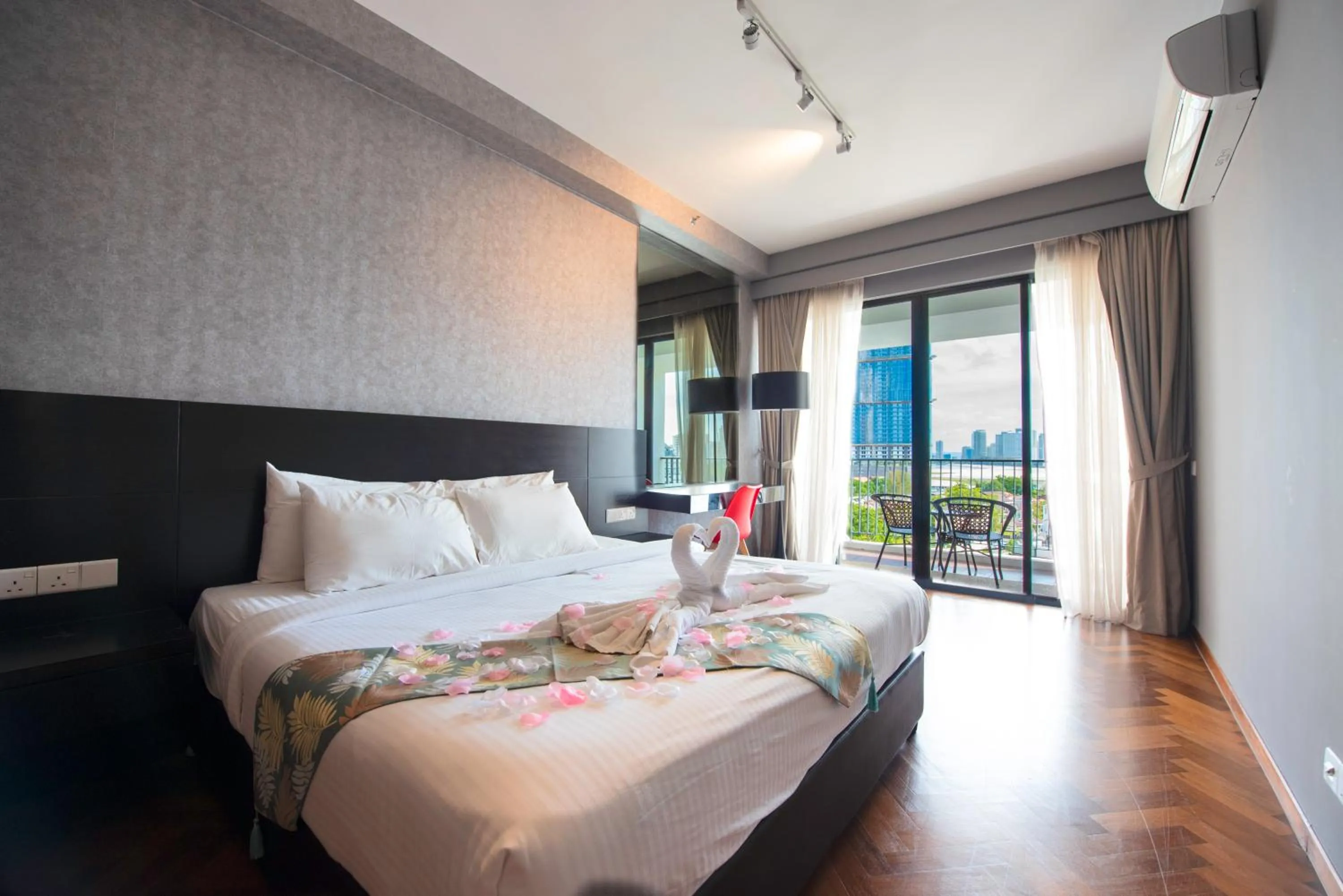 Balcony/Terrace, Bed in The Landmark by Katana