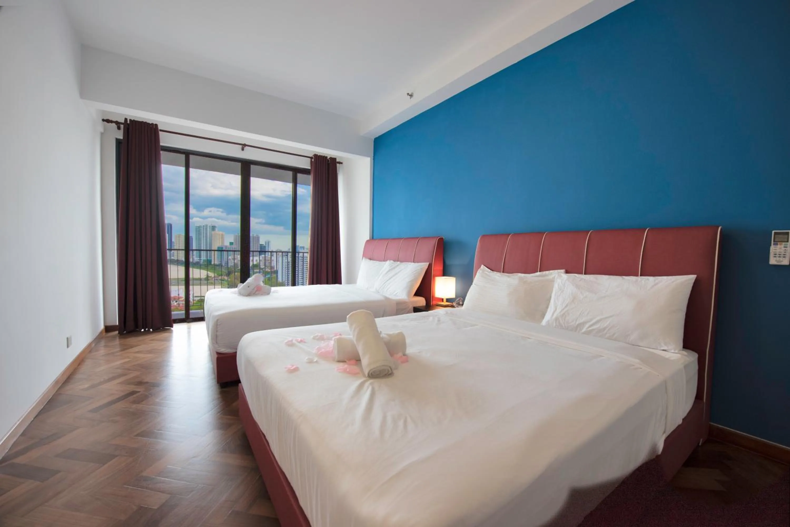 Balcony/Terrace, Bed in The Landmark by Katana