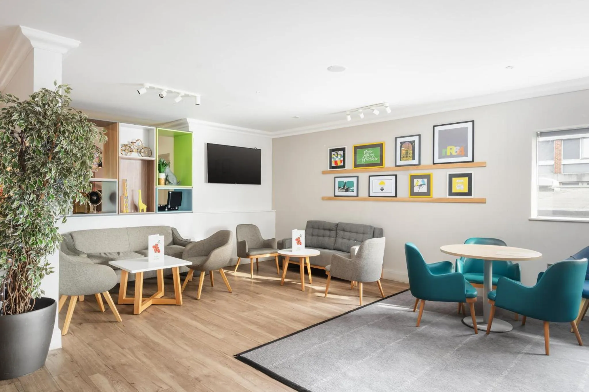 Lounge or bar in Holiday Inn Norwich, Ipswich Road by IHG