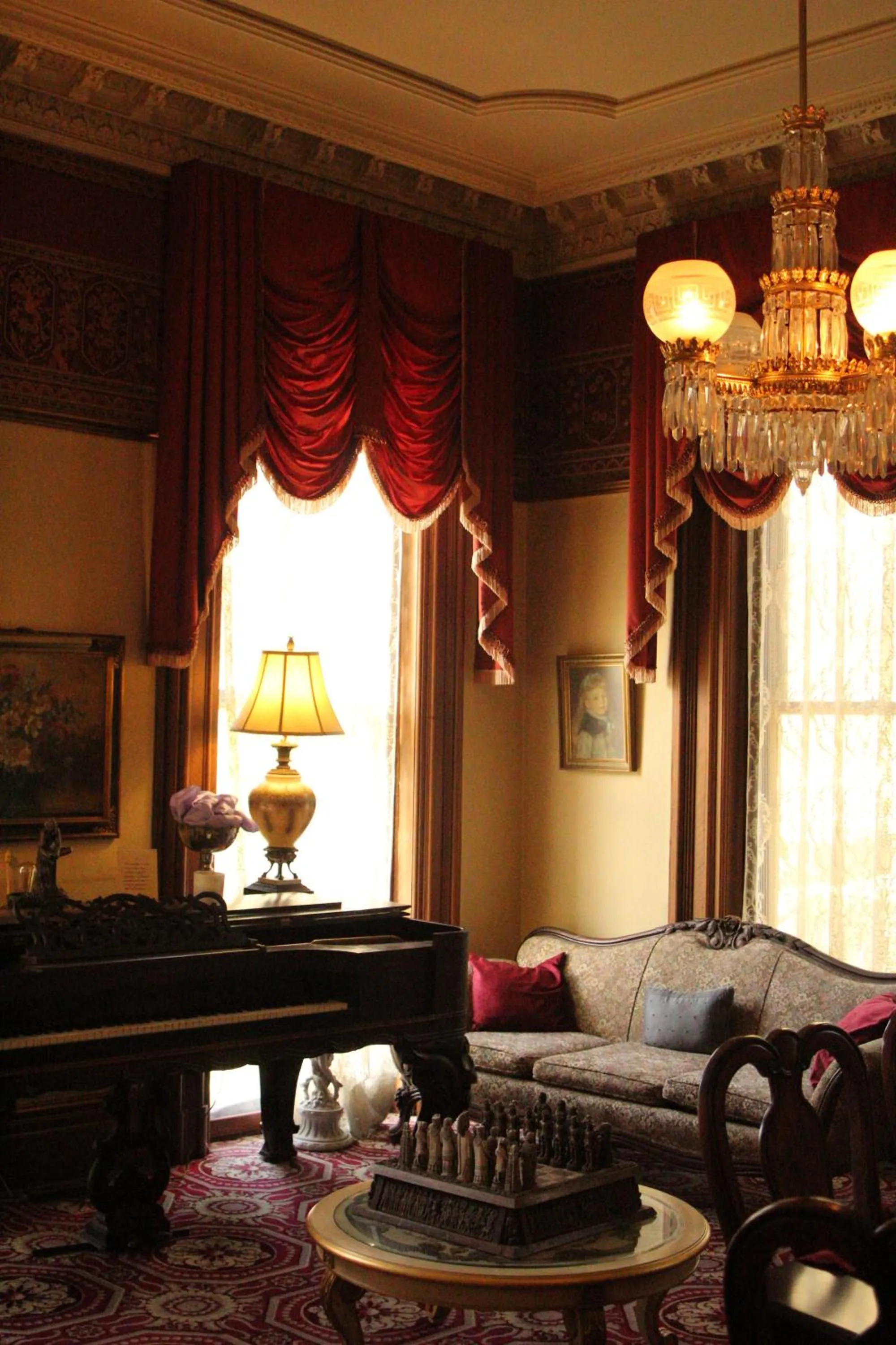 Living room in Henderson Castle Inn