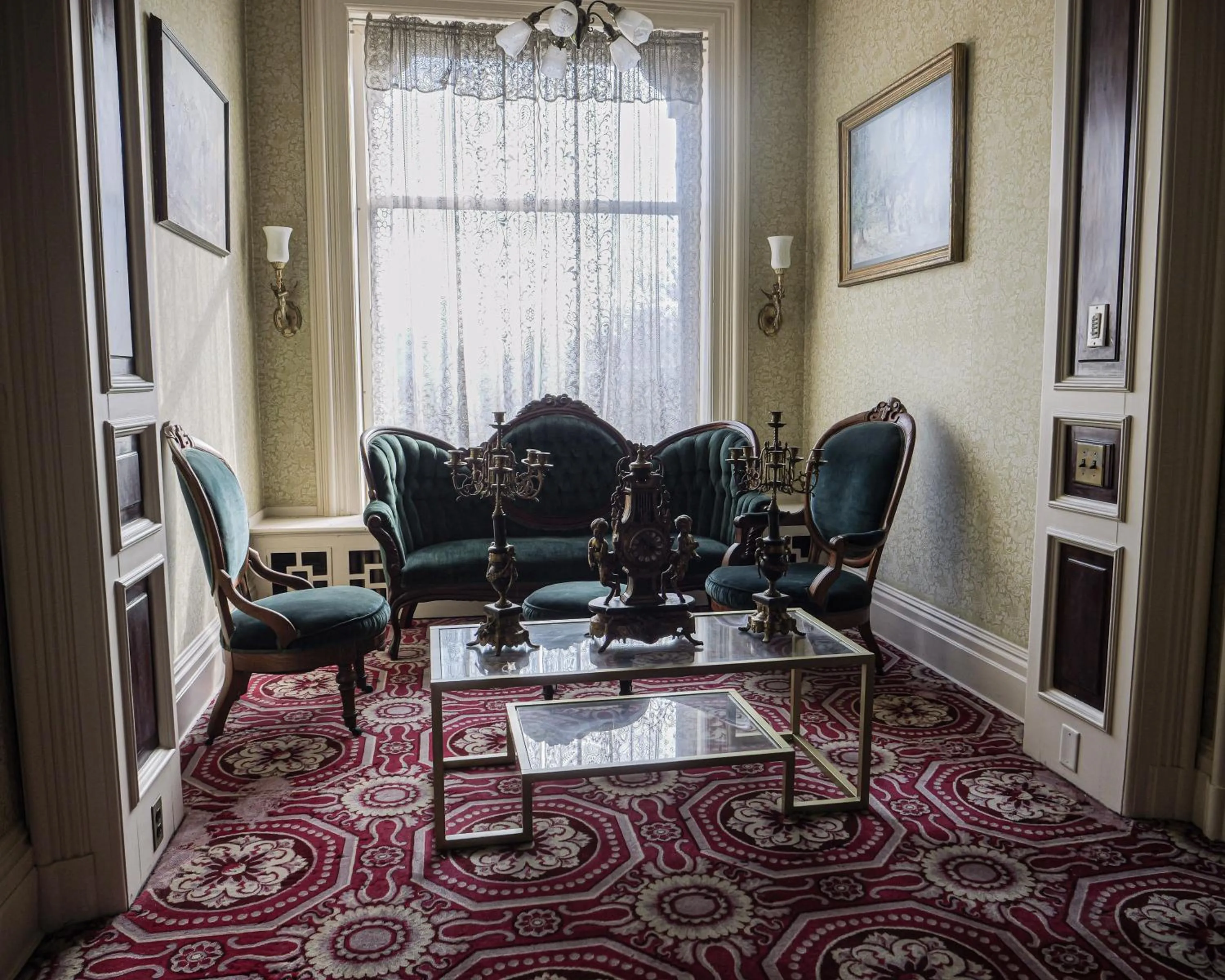 Seating area in Henderson Castle Inn