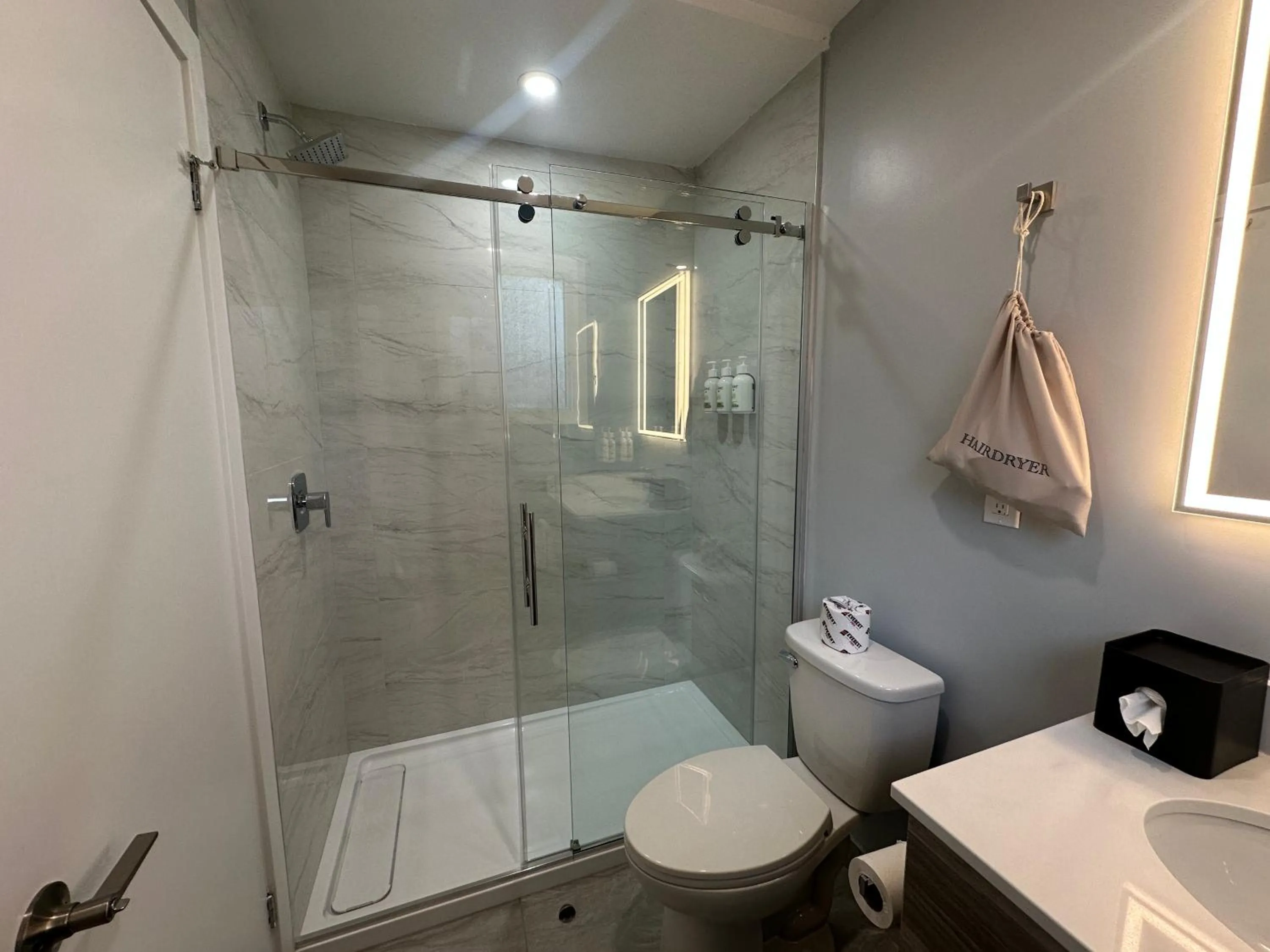 Shower in Travelodge by Wyndham Bracebridge