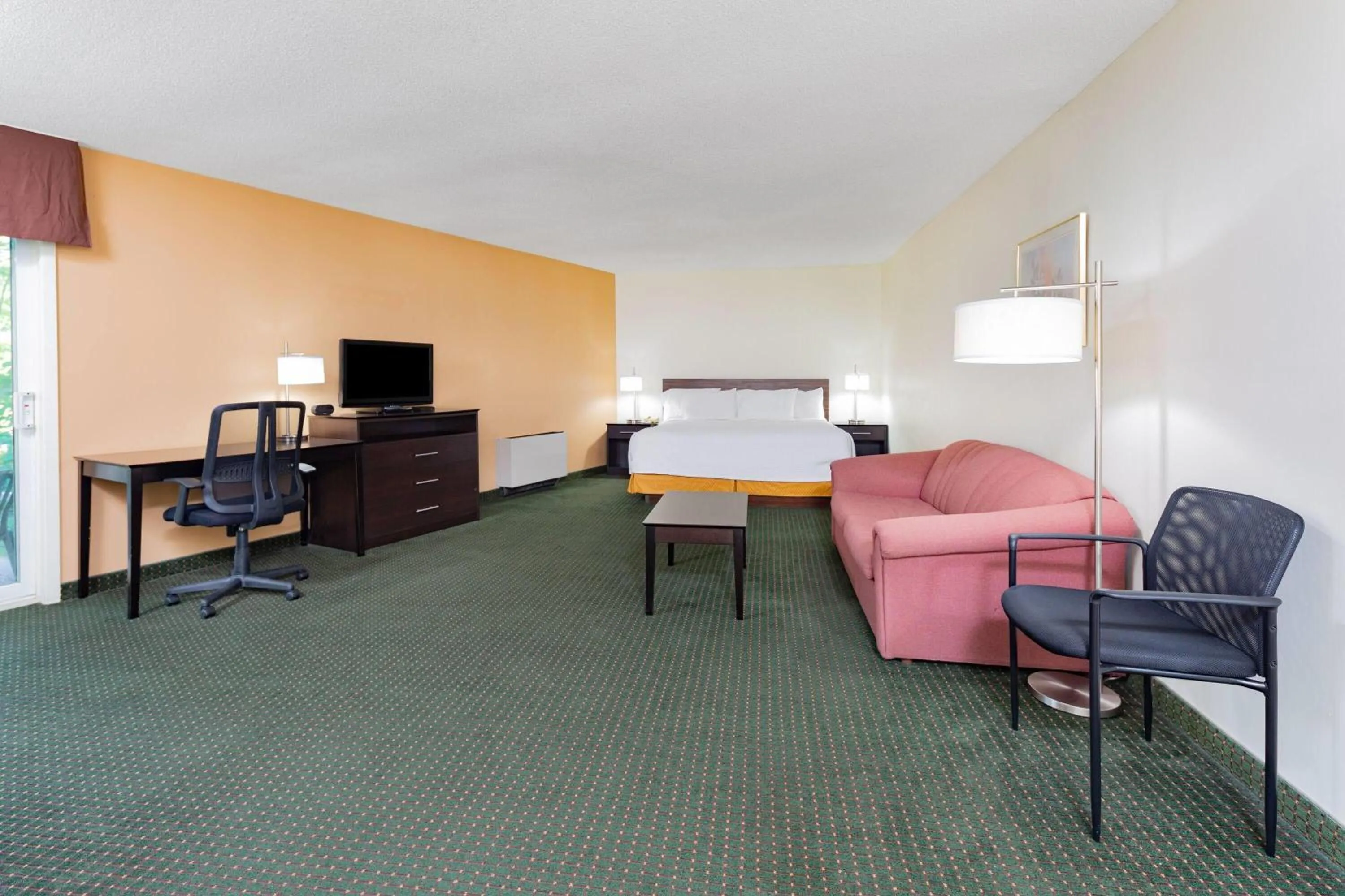 Photo of the whole room in Travelodge by Wyndham Bracebridge