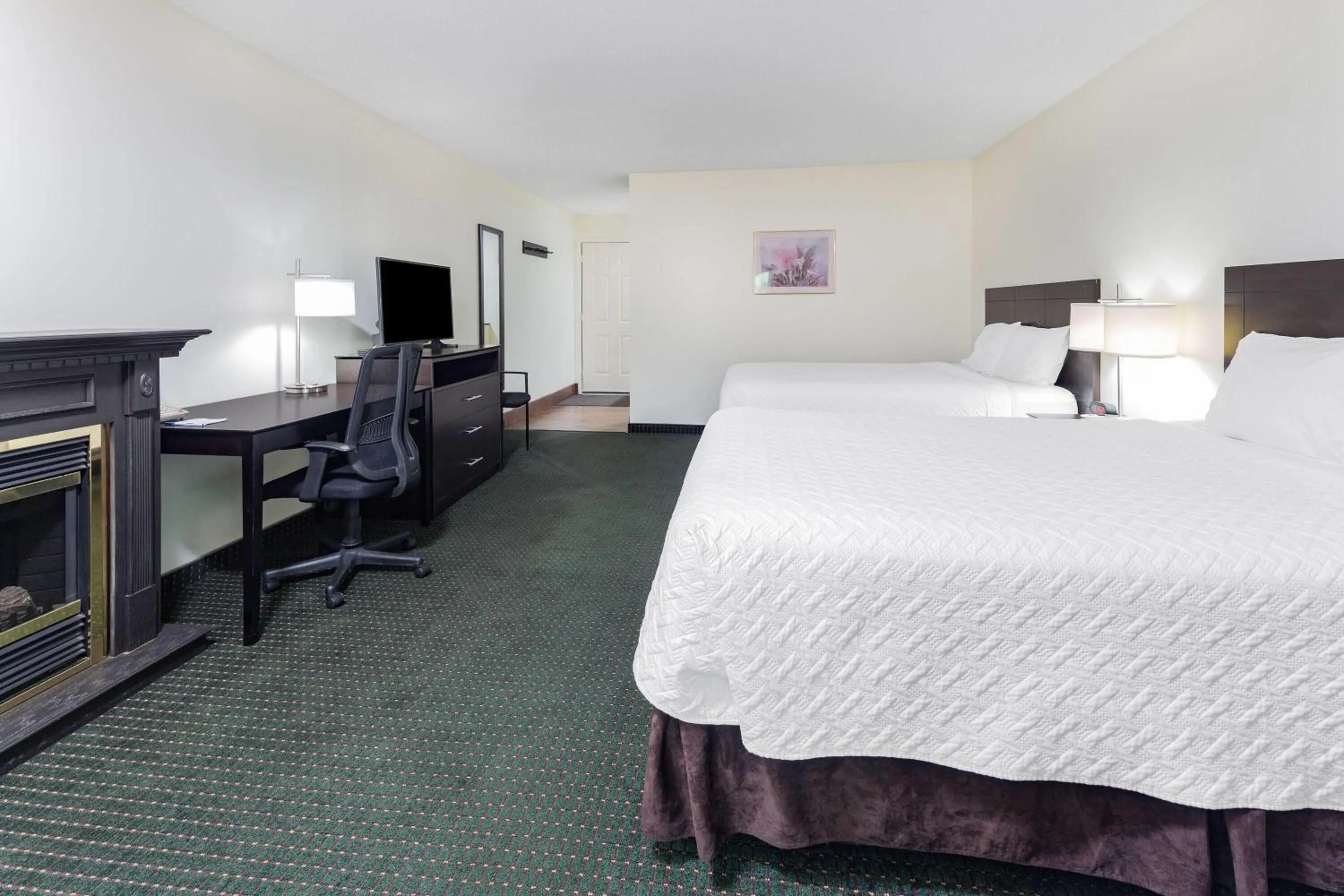 Photo of the whole room, Bed in Travelodge by Wyndham Bracebridge