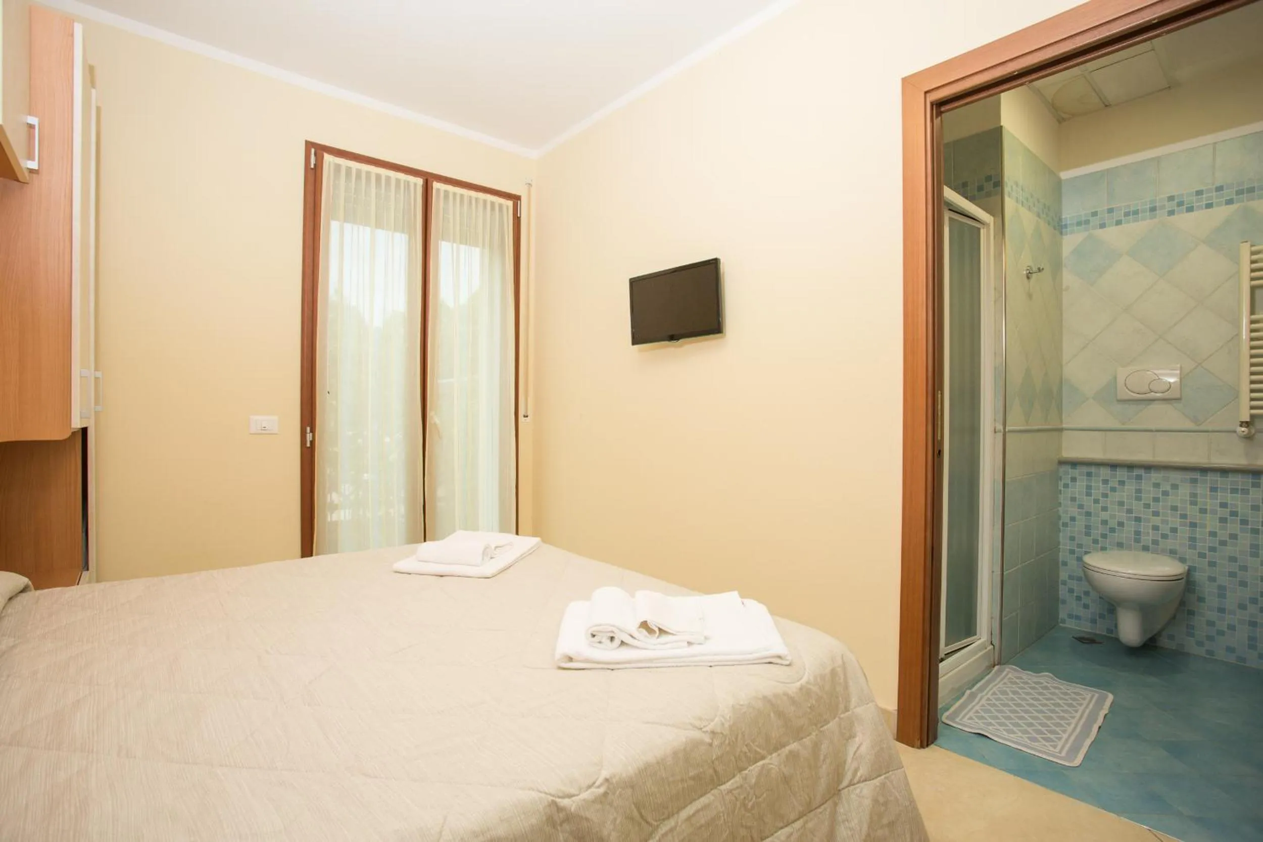 Bathroom, Bed in Albergo Ristorante Pozzi