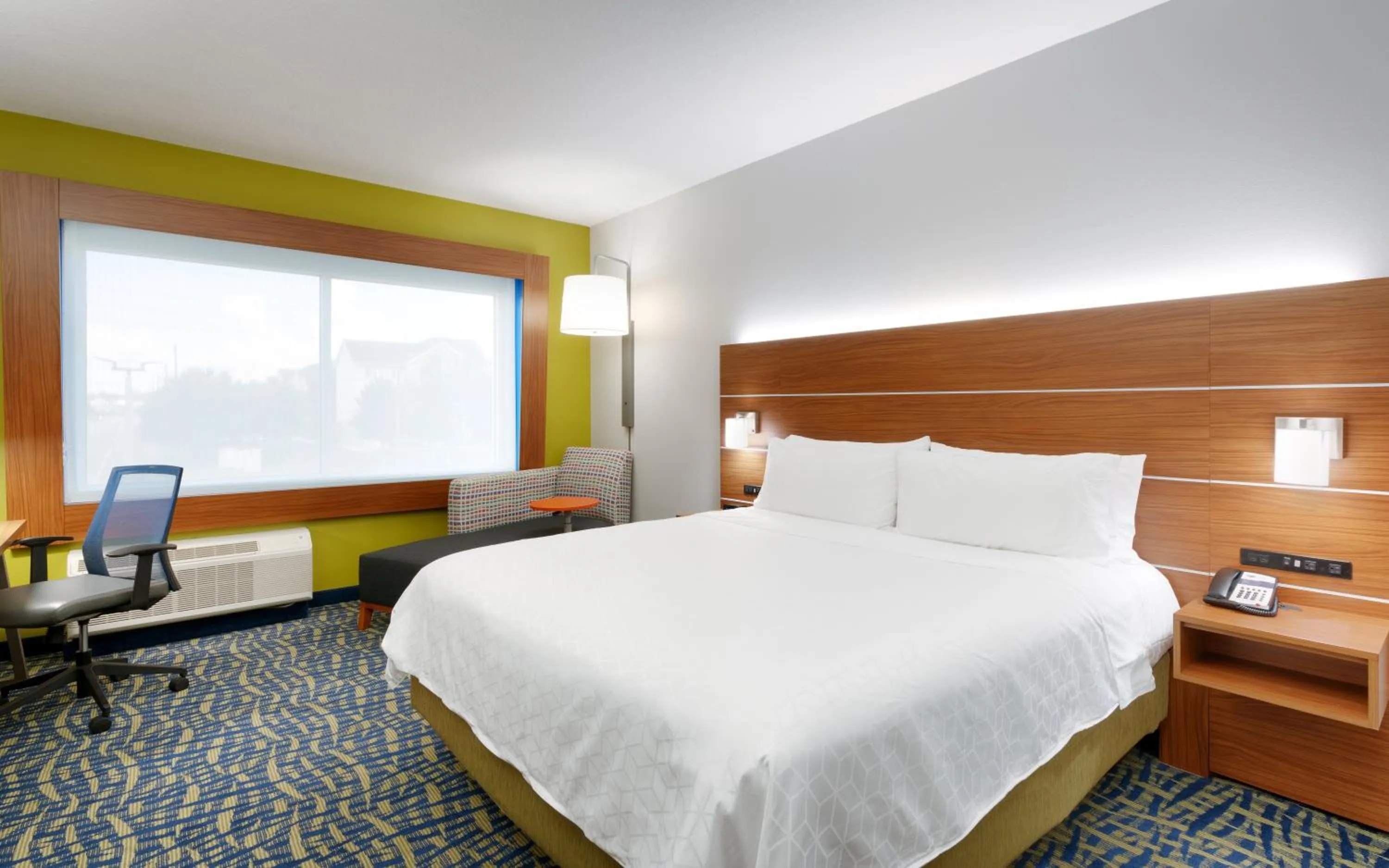 Photo of the whole room, Bed in Holiday Inn Express & Suites - Gainesville I-75 by IHG