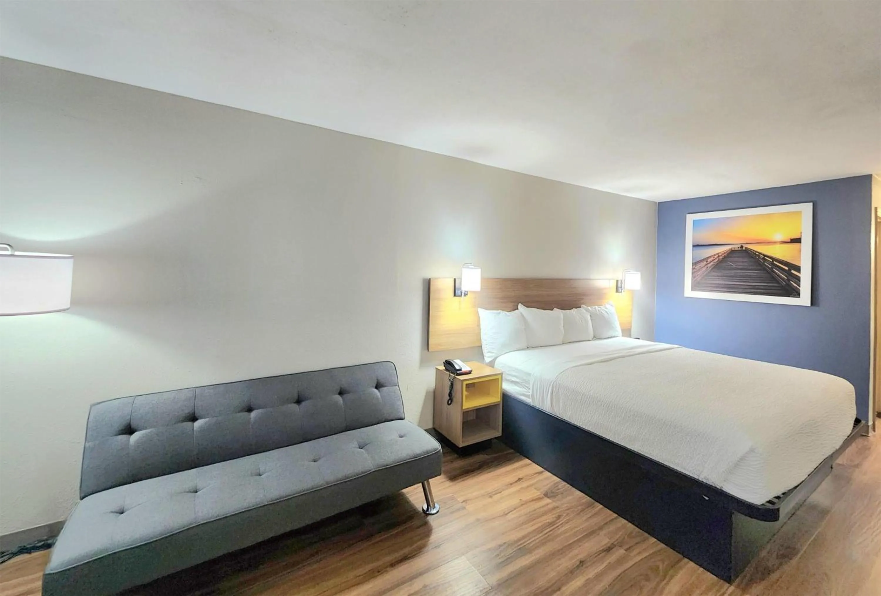 Photo of the whole room, Bed in Days Inn by Wyndham Portland/Corpus Christi