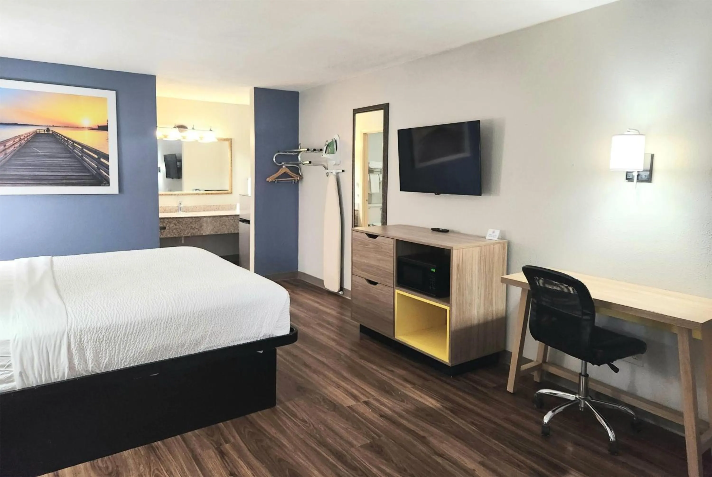 Photo of the whole room, Bed in Days Inn by Wyndham Portland/Corpus Christi