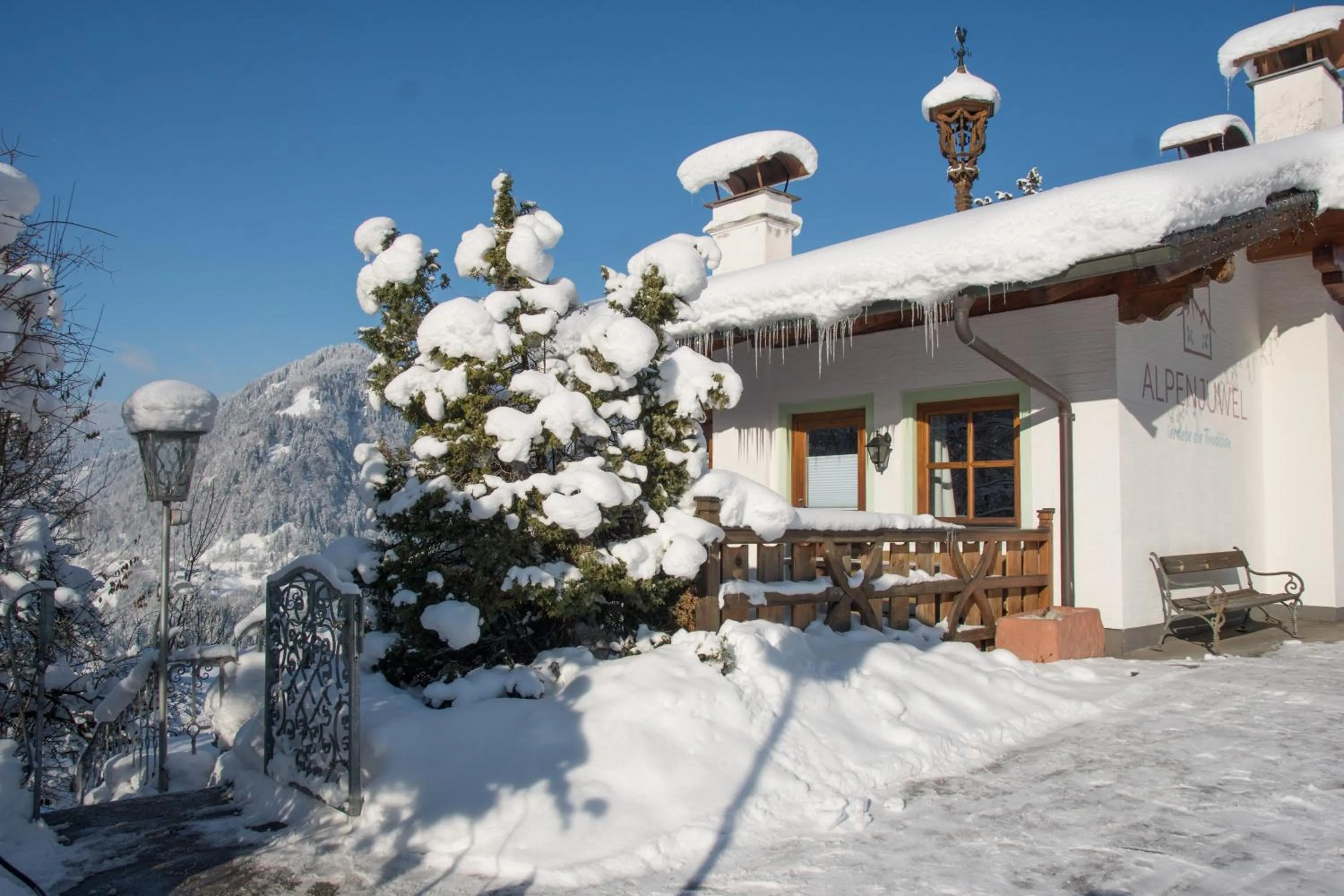Facade/entrance in Landhaus Alpenjuwel