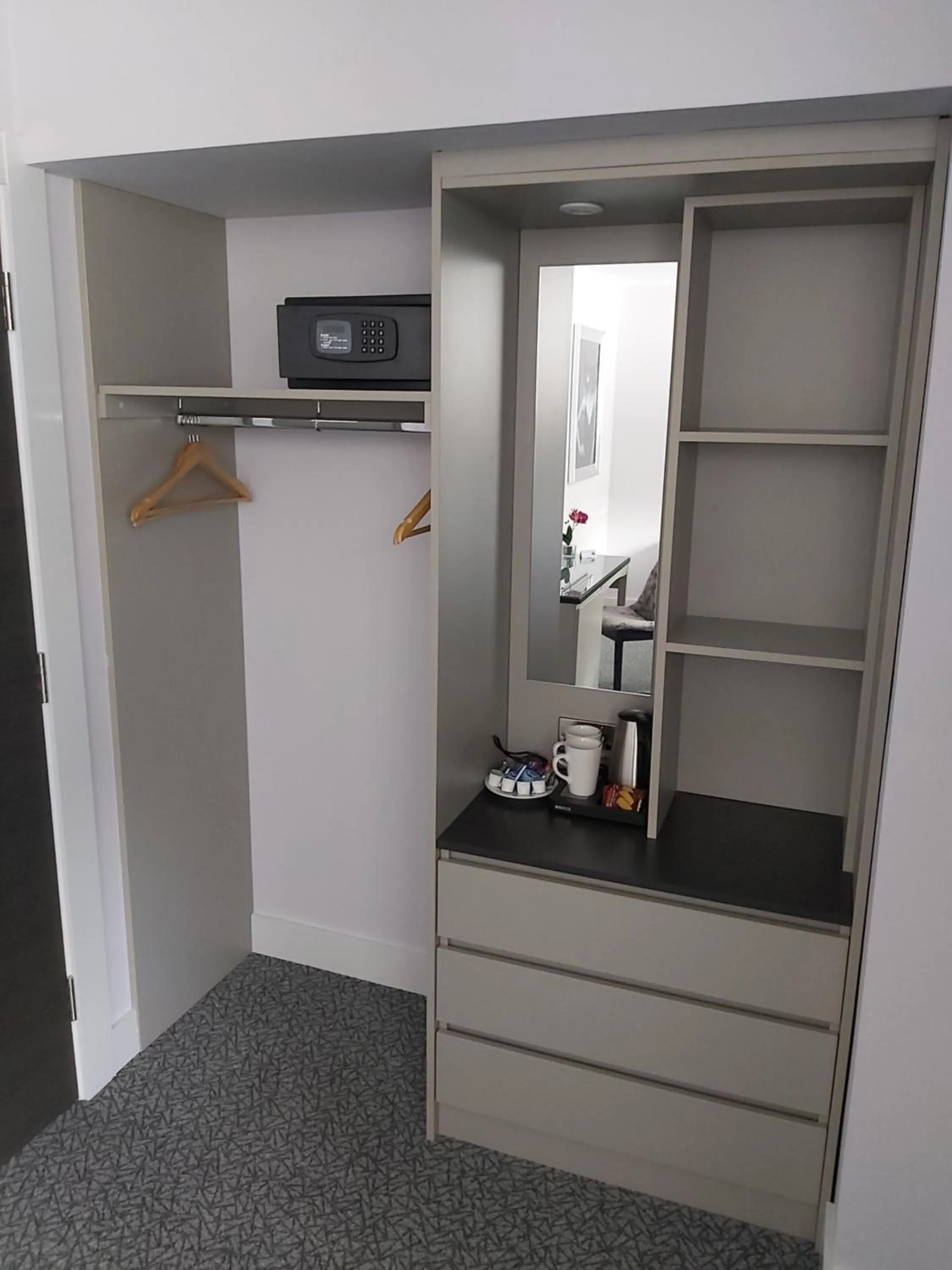 Coffee/tea facilities in Dean Park Hotel