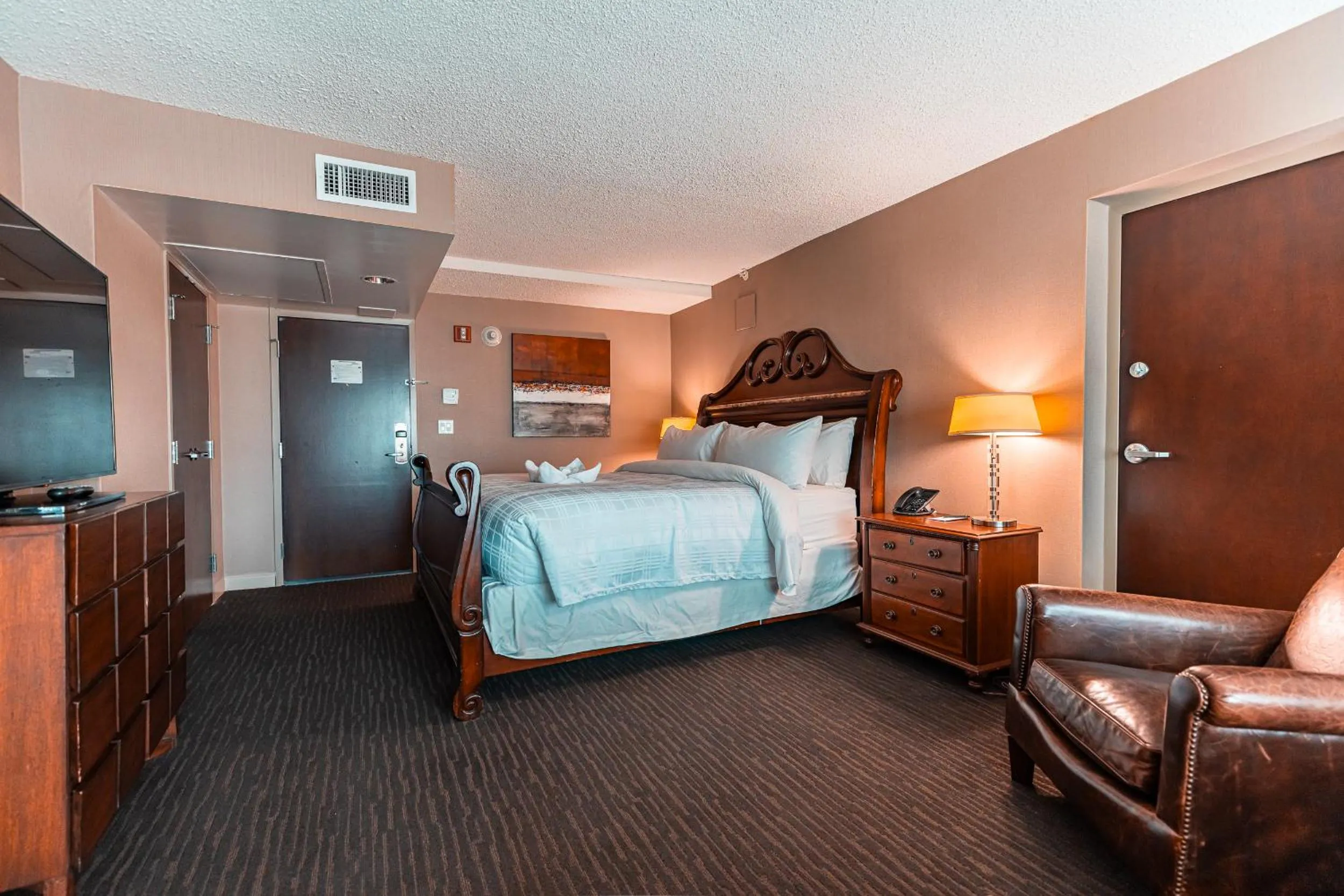 Bedroom, Bed in Red Deer Resort & Casino